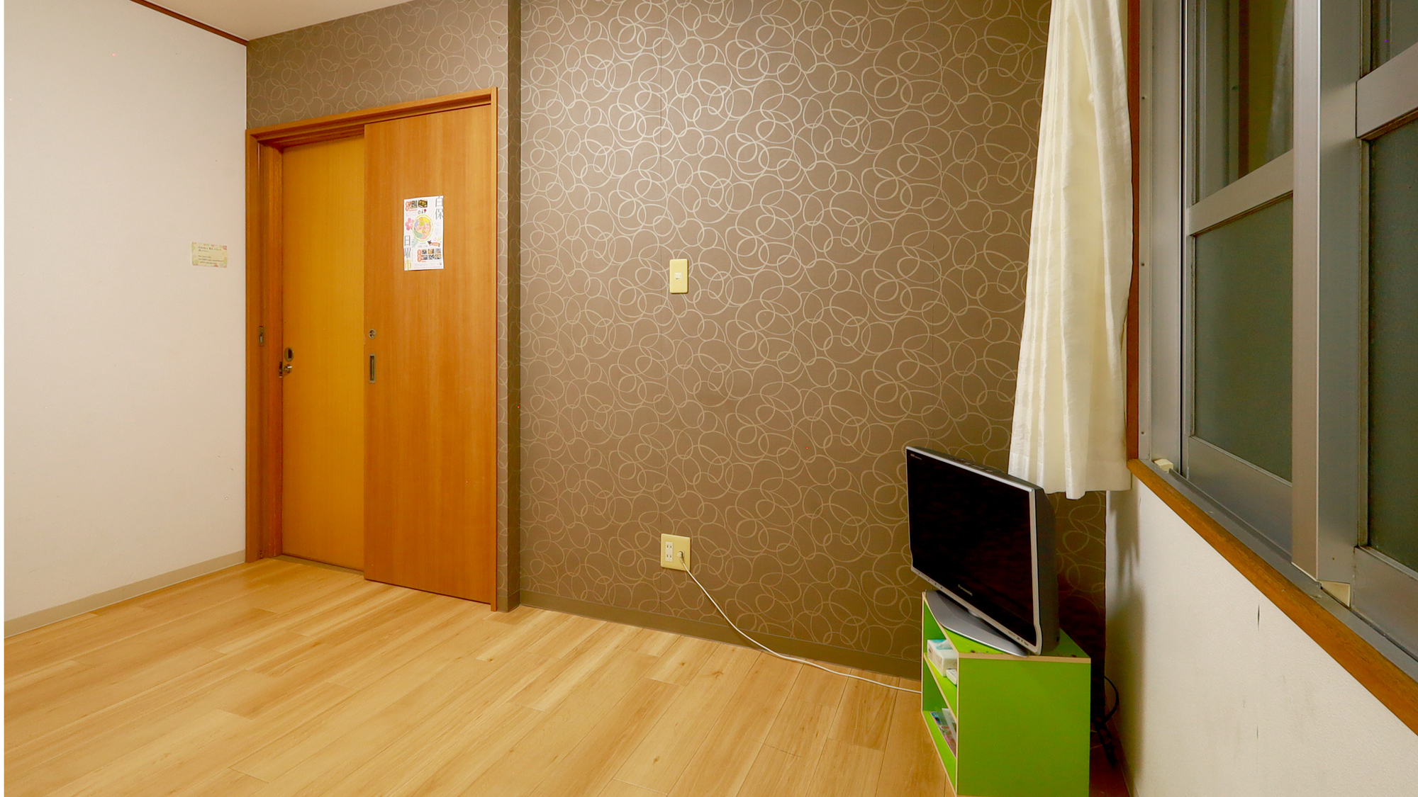 【洋室(おまかせ)】扉はもちろん鍵付き。他のお宿では珍しい２重扉になっているので防音対策もバッチリ！