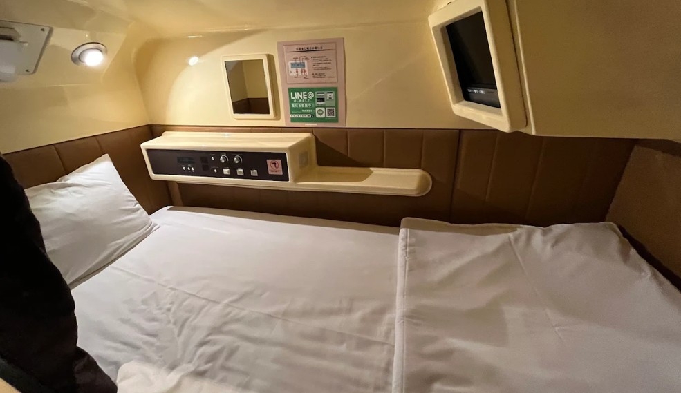 男性専用 カプセル★カレー等が無料で食べ放題！※1/13日から大浴場の制限があります。