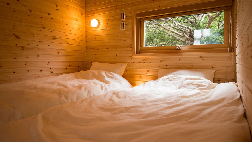 ・＜客室一例（ツイン）＞ベッドスペースには小窓から陽の光が差します