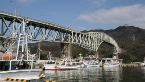 ■境水道大橋　ベタ踏み坂と並んでここでは有名な橋　