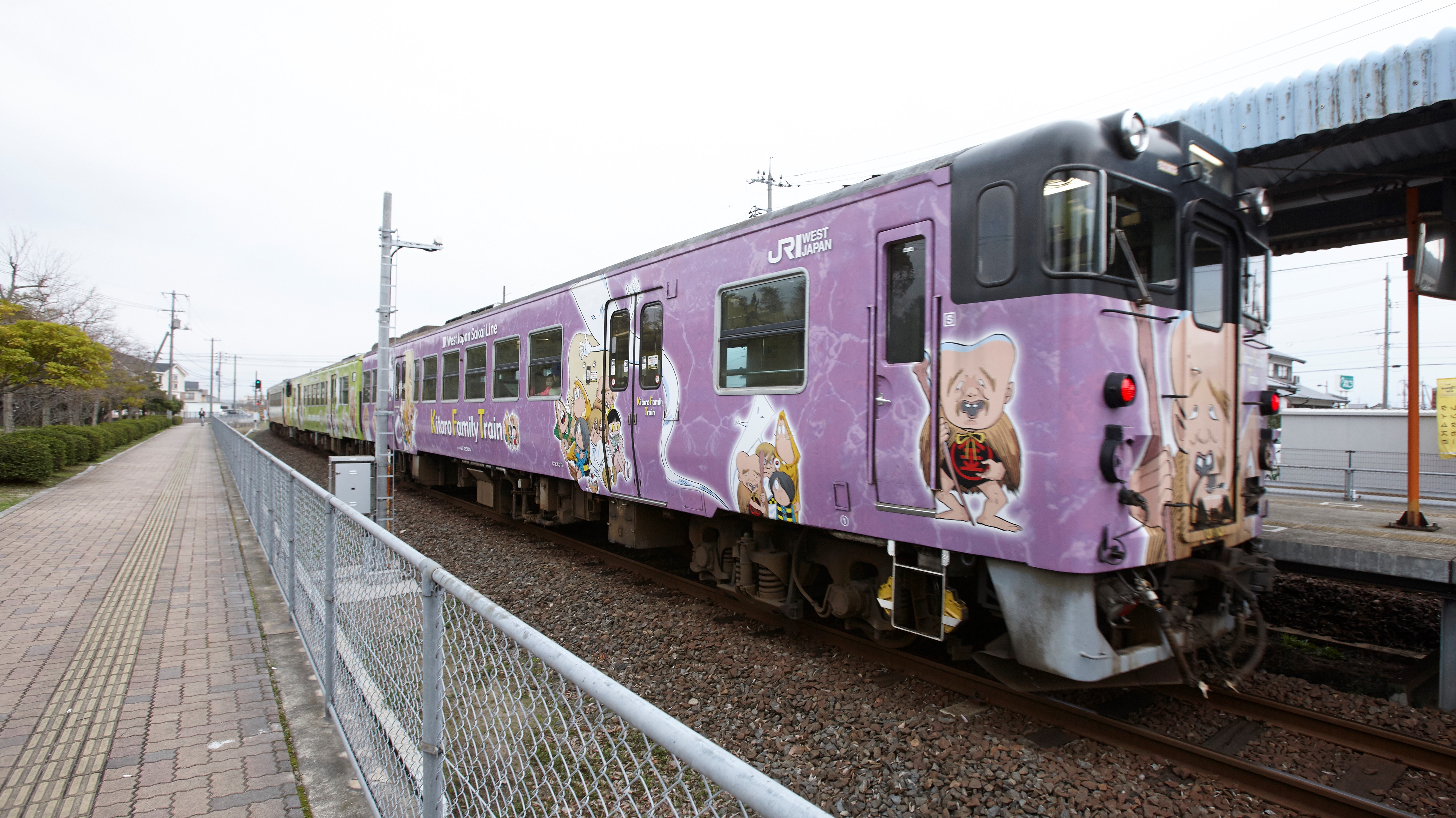 鬼太郎列車　JR境線を彩るゲゲゲの鬼太郎のキャラクターたち　お気に入りを見つけてみては？