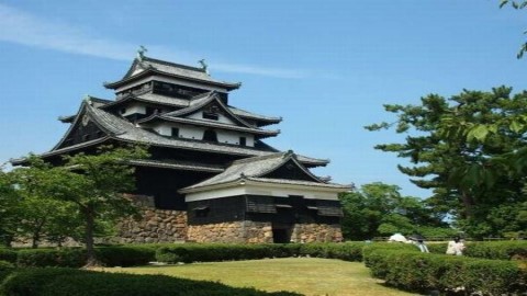 ■松江城　全国で現存する十二天守のうちの一つ“国宝”です。