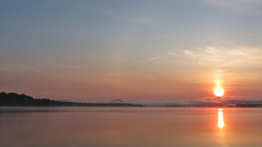 *【周辺】湖に沈む夕景は、当館からも眺めることができます。