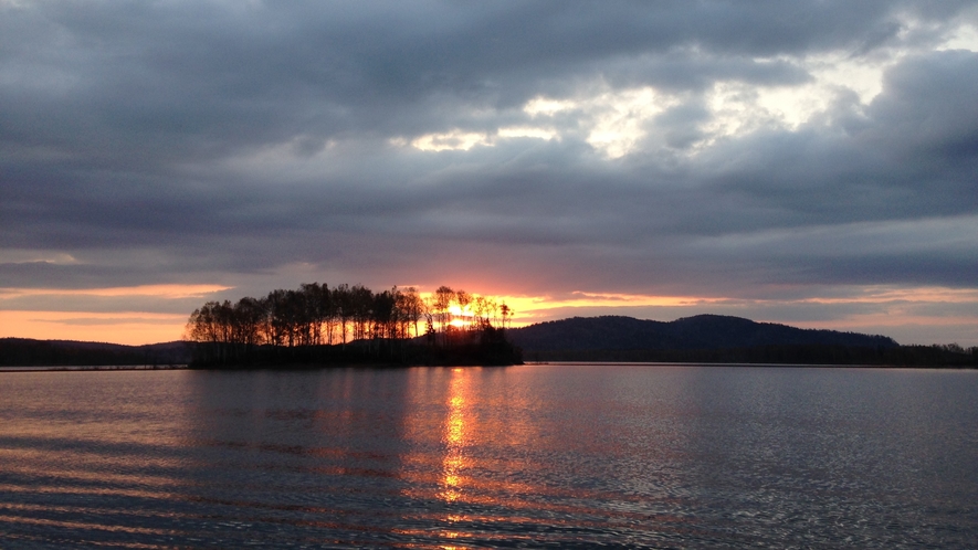 *【周辺】湖に沈む夕景は、当館からも眺めることができます。