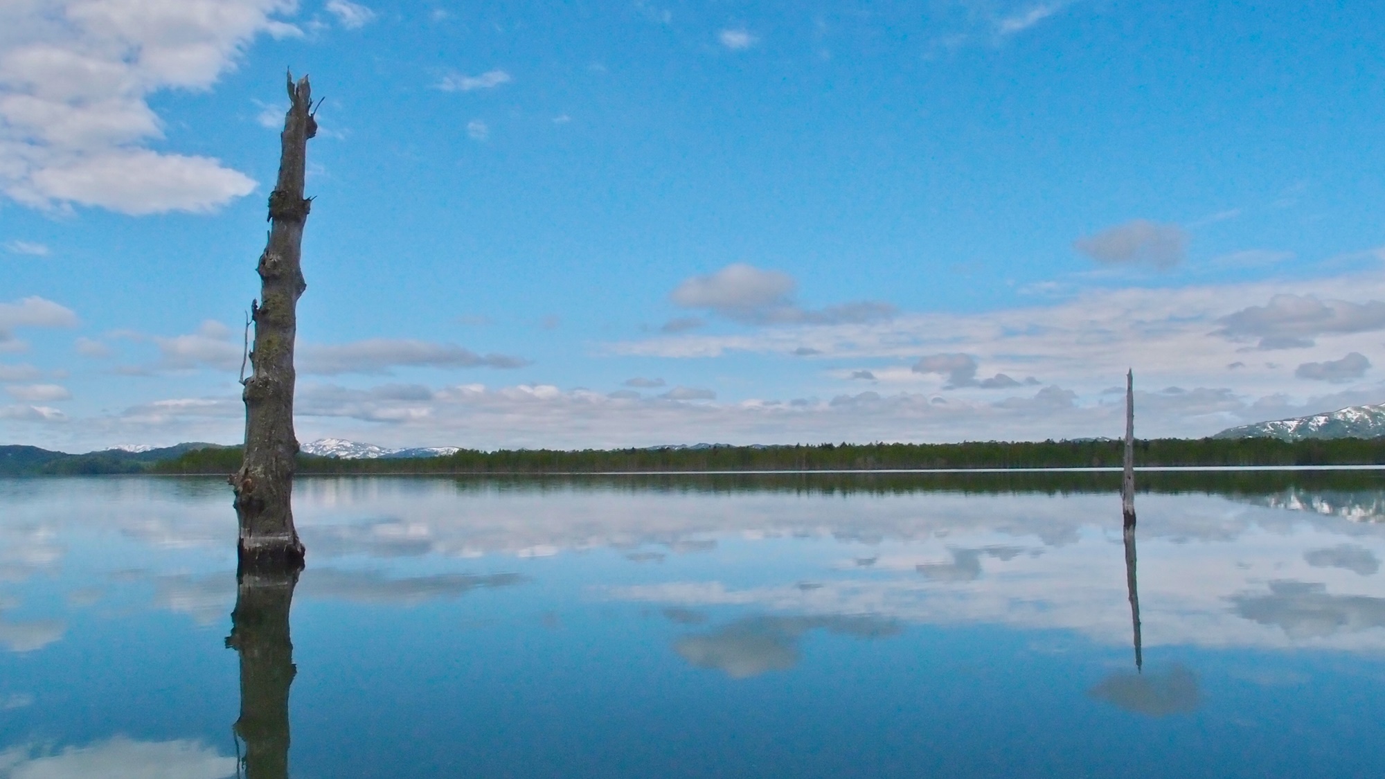 *【周辺】北欧の湖畔にいるような錯覚をもたらす朱鞠内湖。