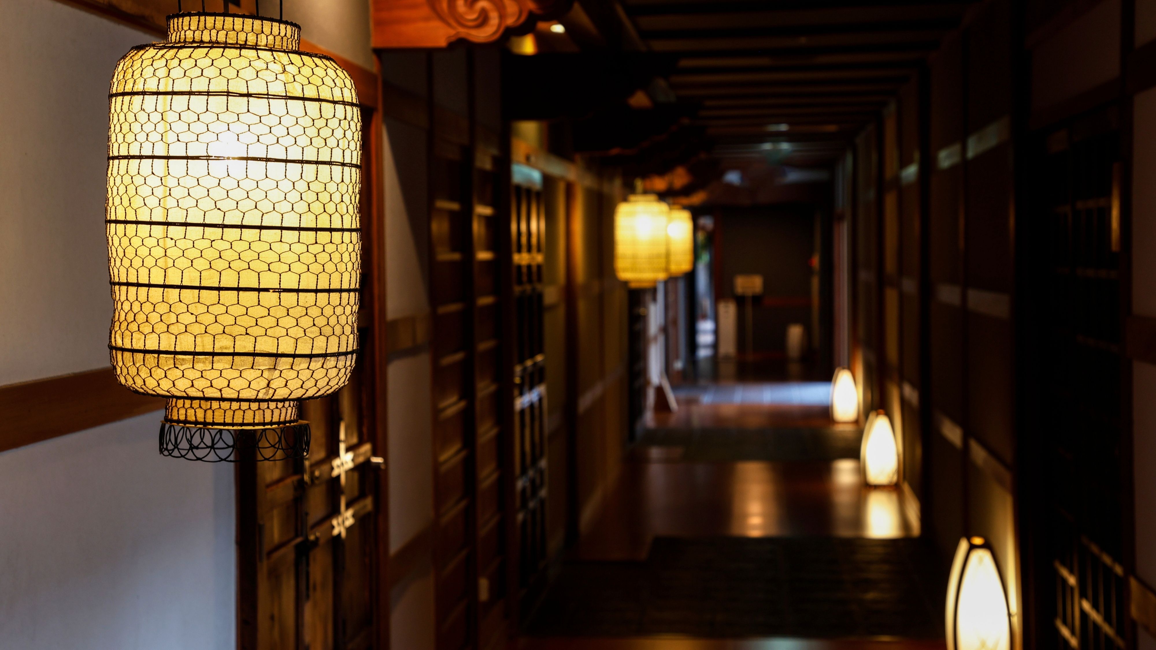 【廊下】仄かな灯りに導かれる、静寂の道しるべ。