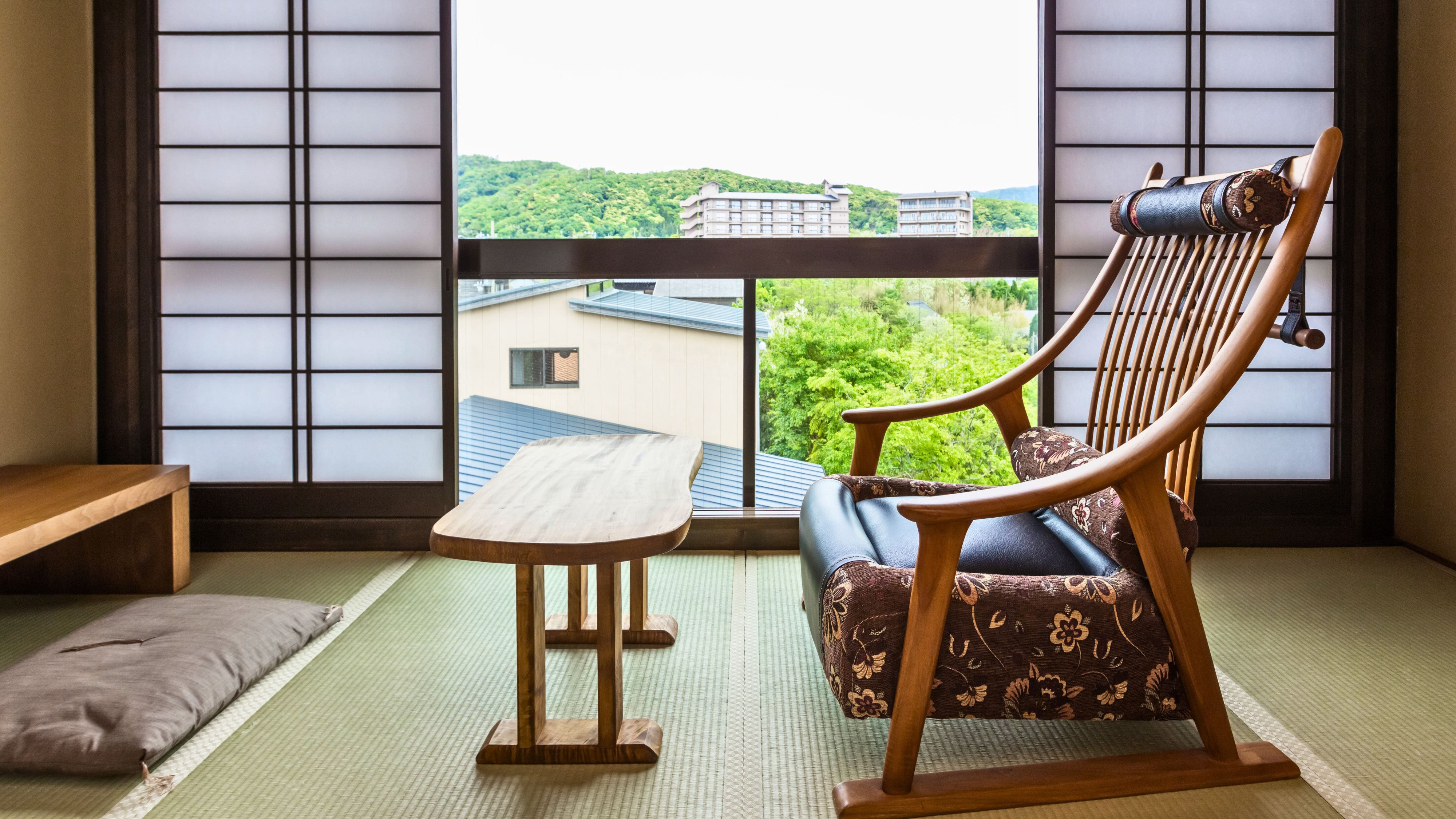 【客室】川側和室 －リバービュー [一例眼下にゆったり流れる川、その奥には自然豊かな山々が