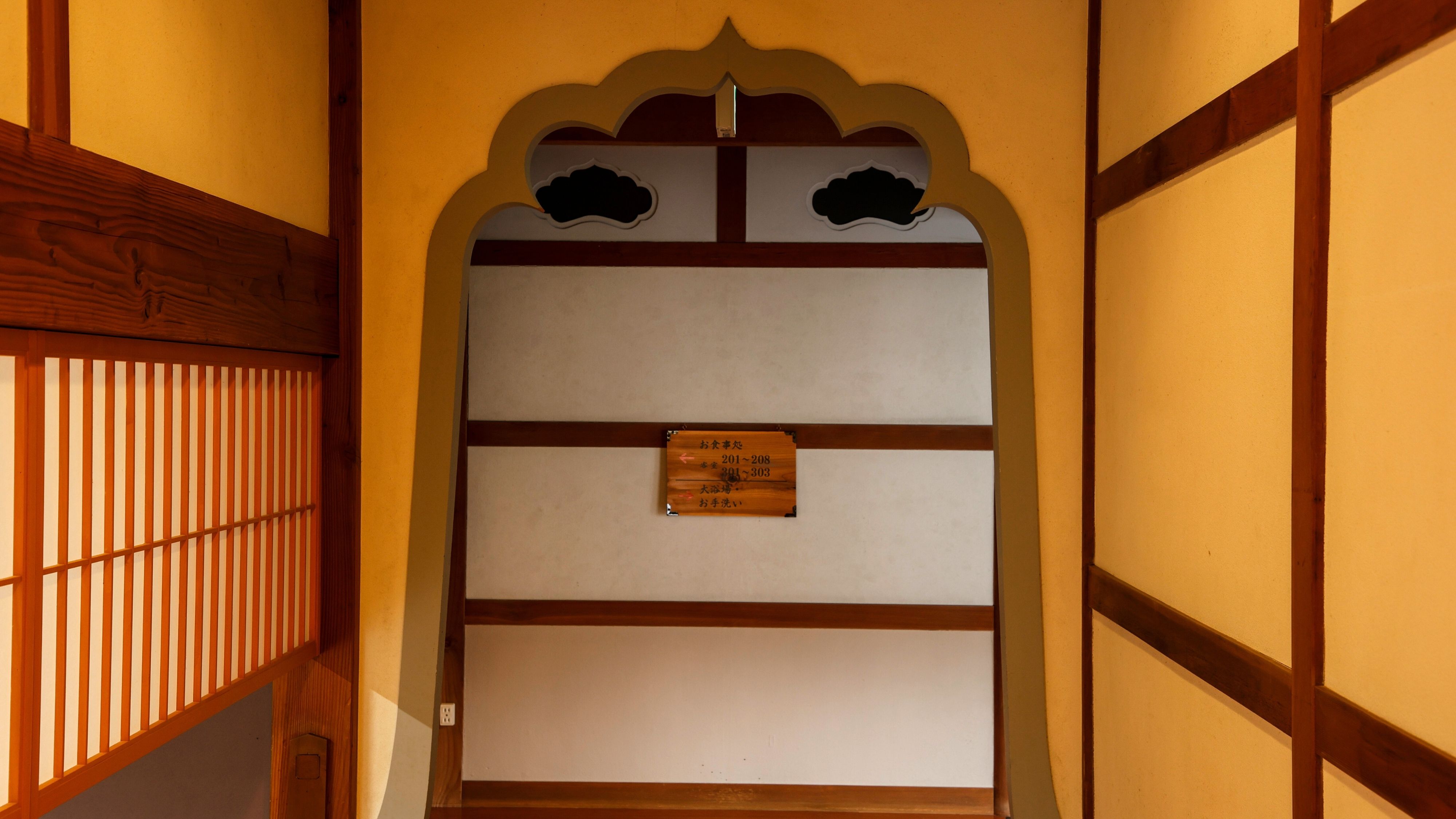 【アーチ】柔らかな曲線に導かれ、静寂の奥へ。