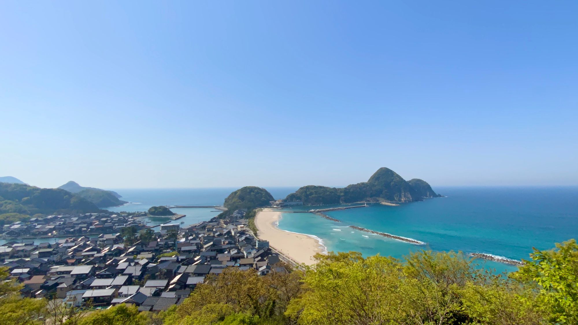 【竹野浜】白砂青松のビーチが広がる兵庫北部の海水浴場。夏は海上アスレチック（当館より車で約50分)
