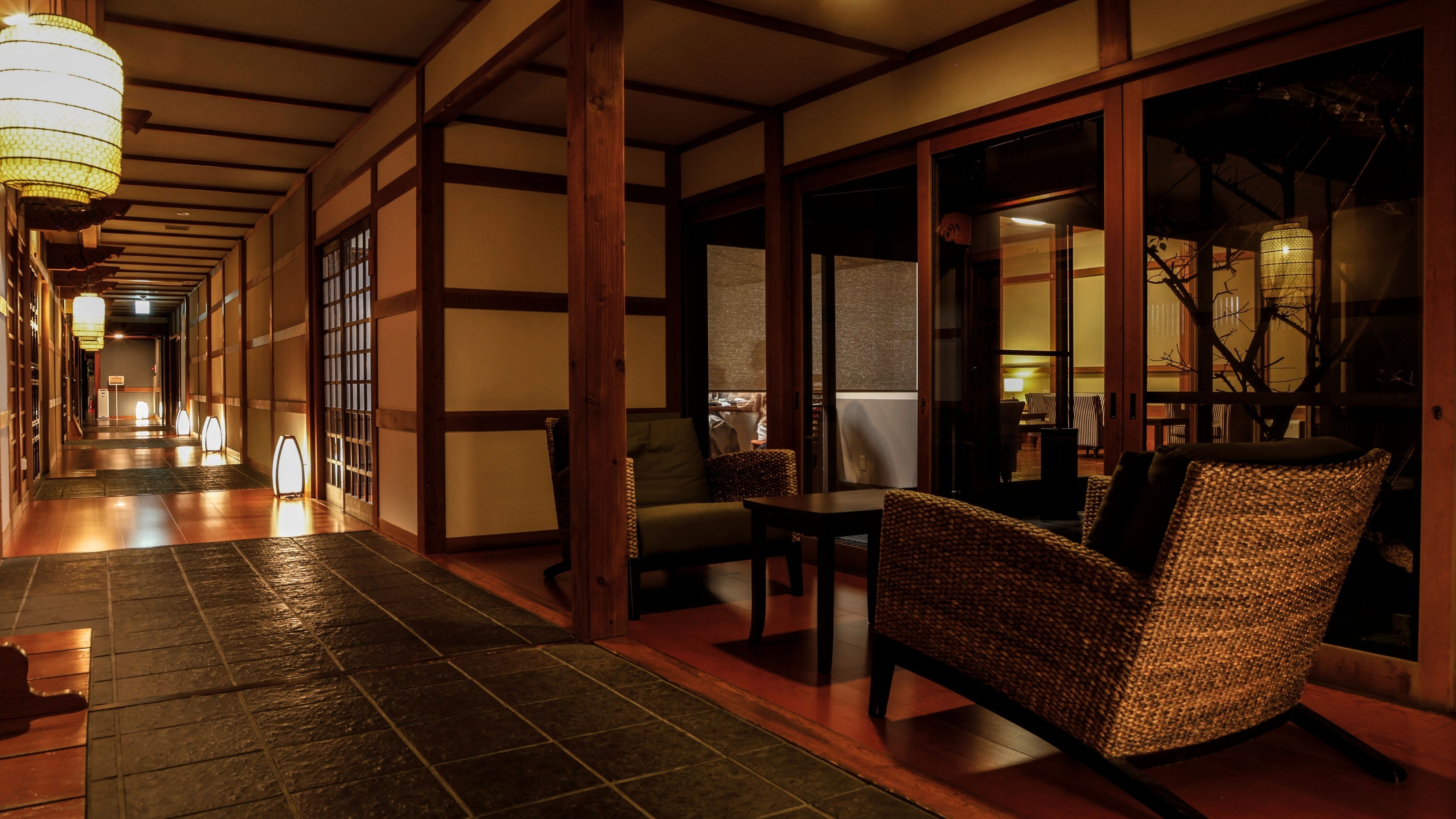 【廊下】影を愛で、灯りに安らぐ。静寂が心地よい休息の特等席。