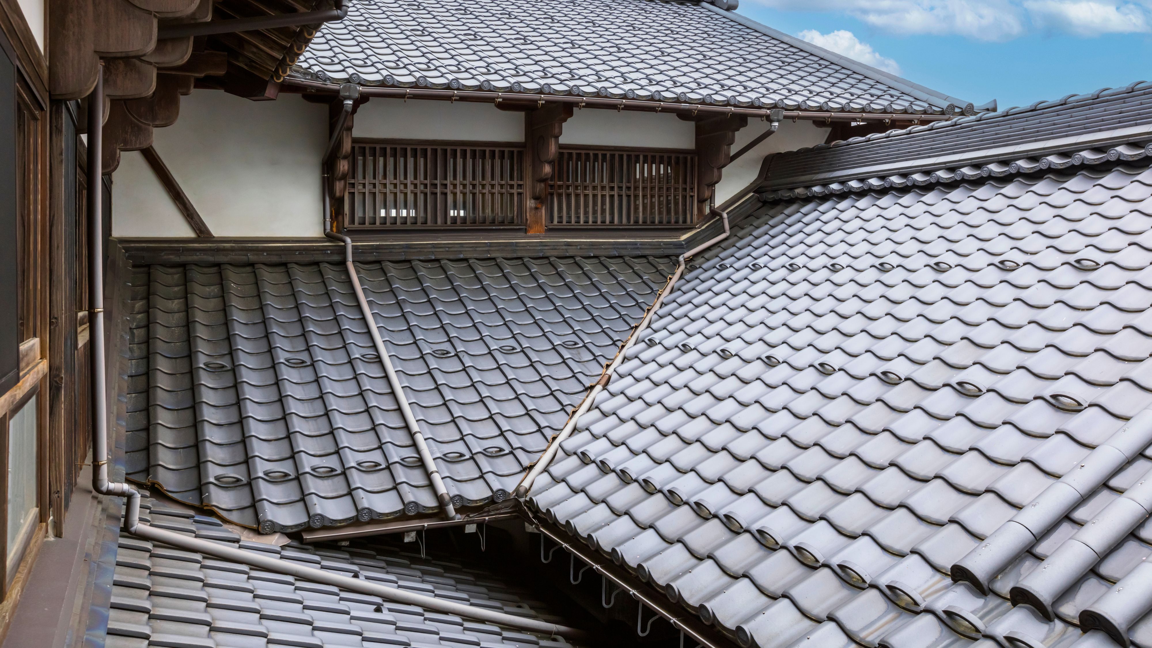 【外観】瓦屋根　2階より中庭を見下ろすと懐かしい瓦屋根の眺め