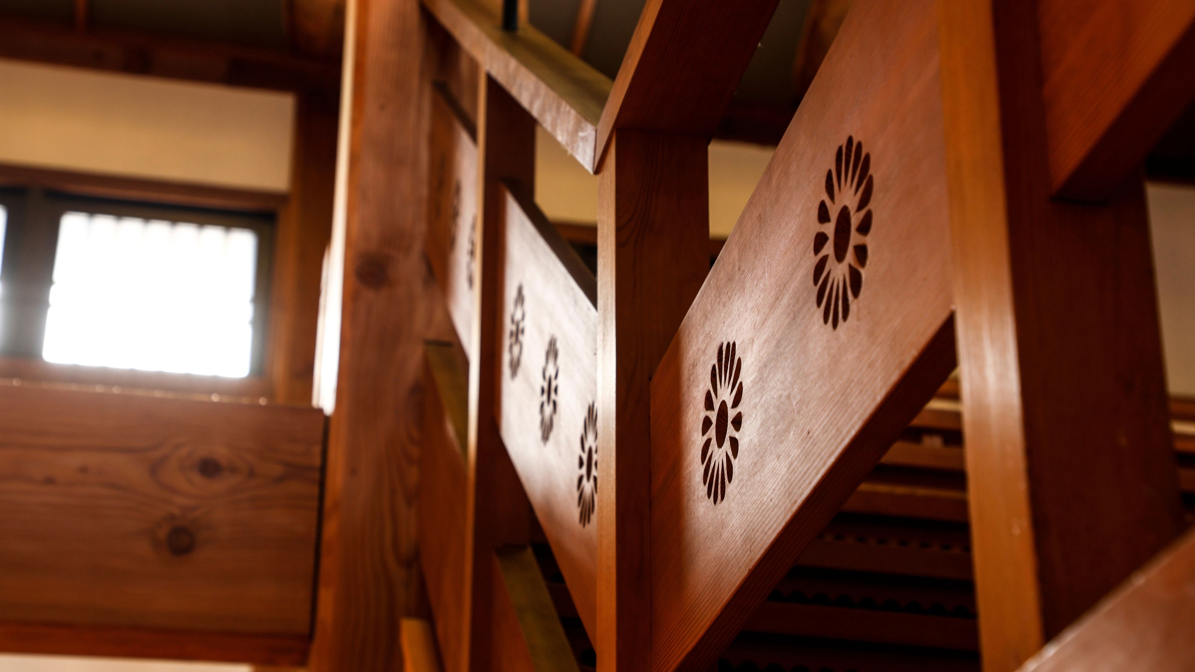 【彫り模様】手すりに刻まれた、小さな遊び心。