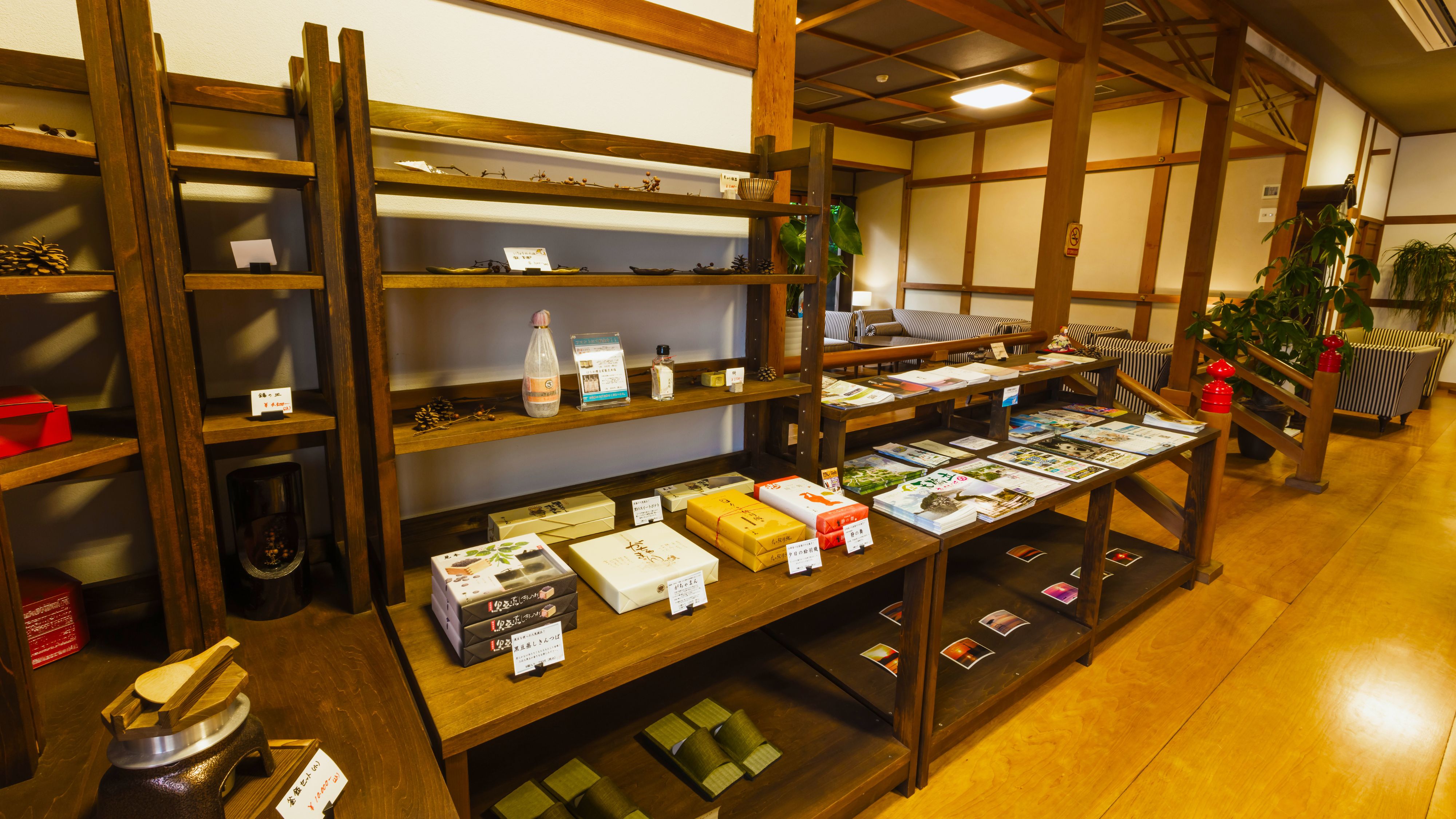 【お食事処】御菓子やお食事でお出ししている醤油・塩などが並んでいます