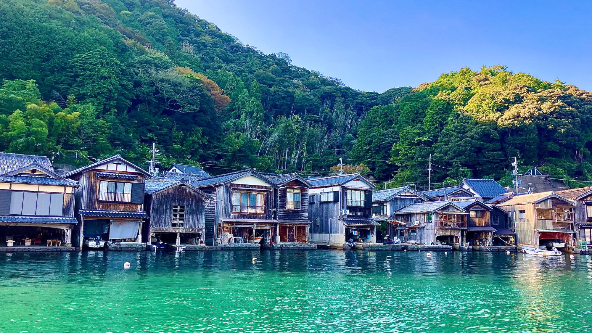 【伊根の舟屋群】まるで家が海に浮かぶように建つ古き良き絶景（当館より車で約70分)