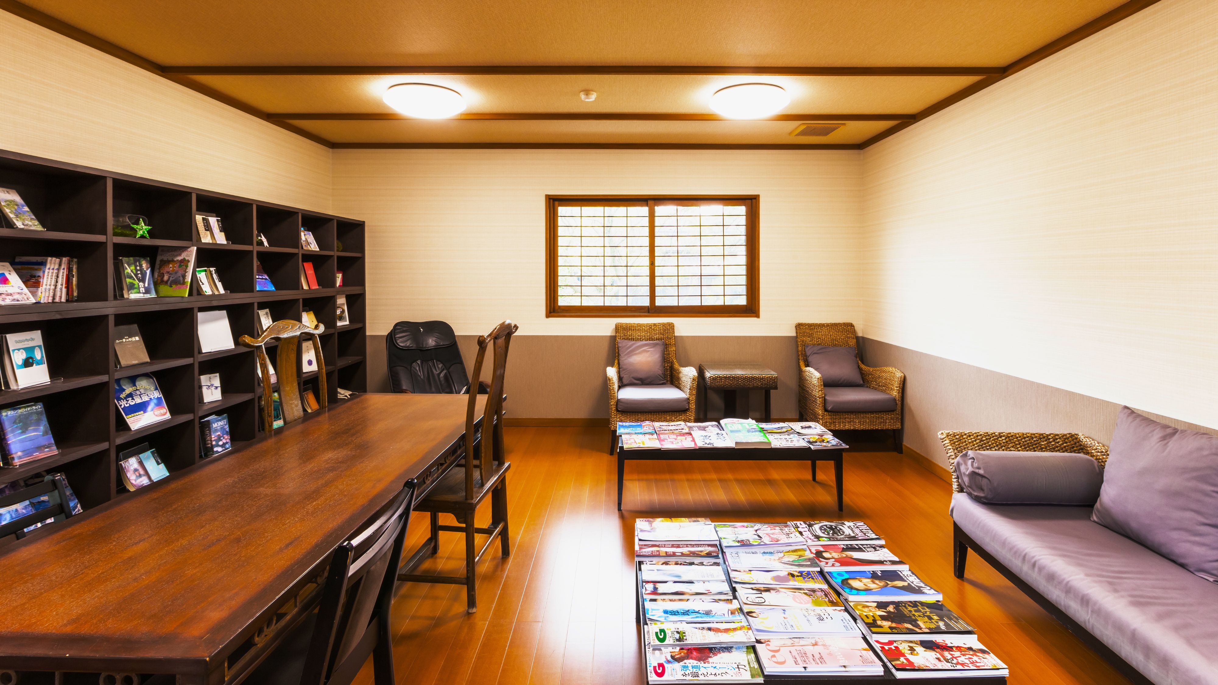 【ライブラリー】雑誌や文庫などを用意し、読書好きにはたまらない空間になっています