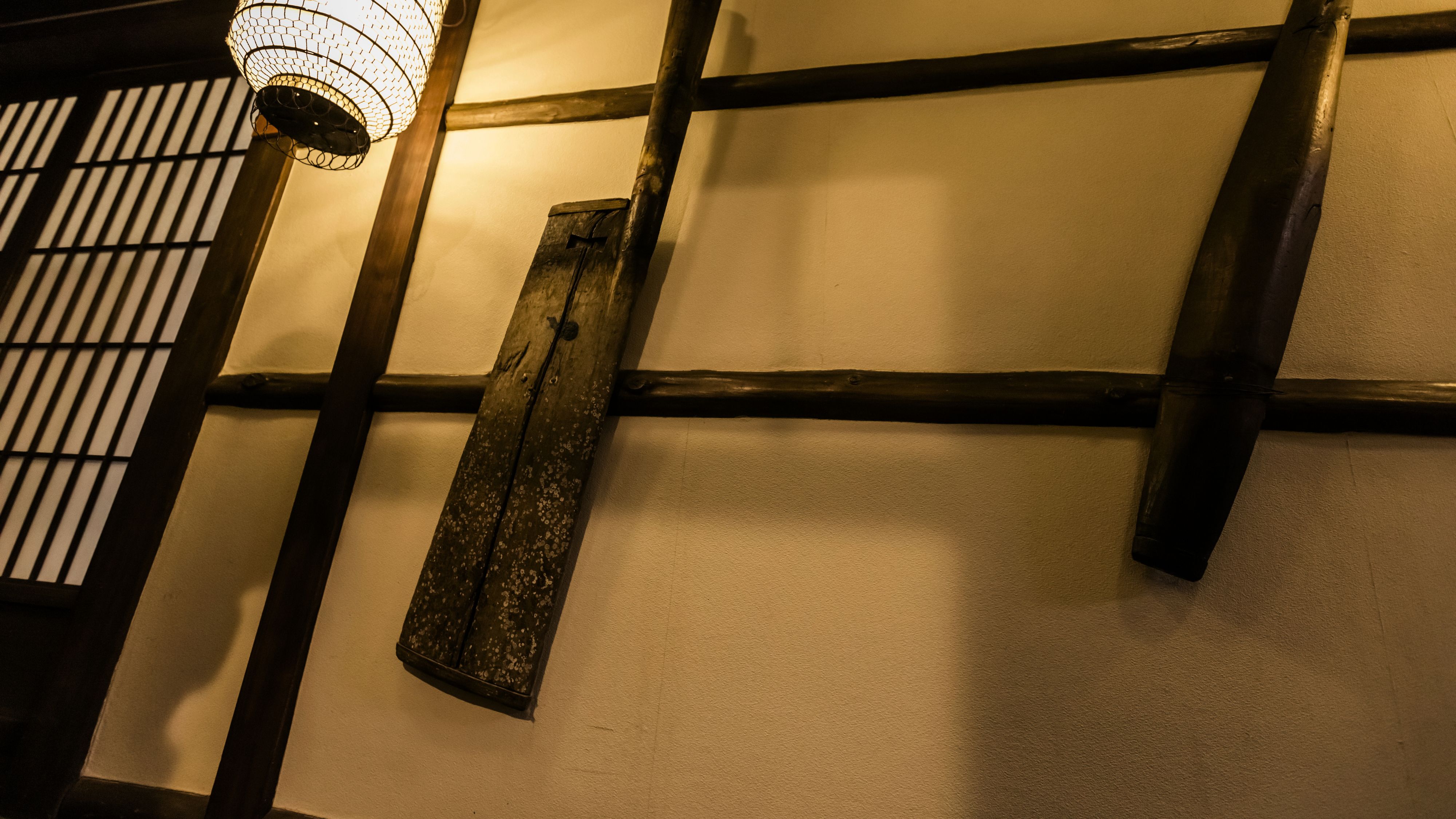 【階段】櫂（かい）を展示しています