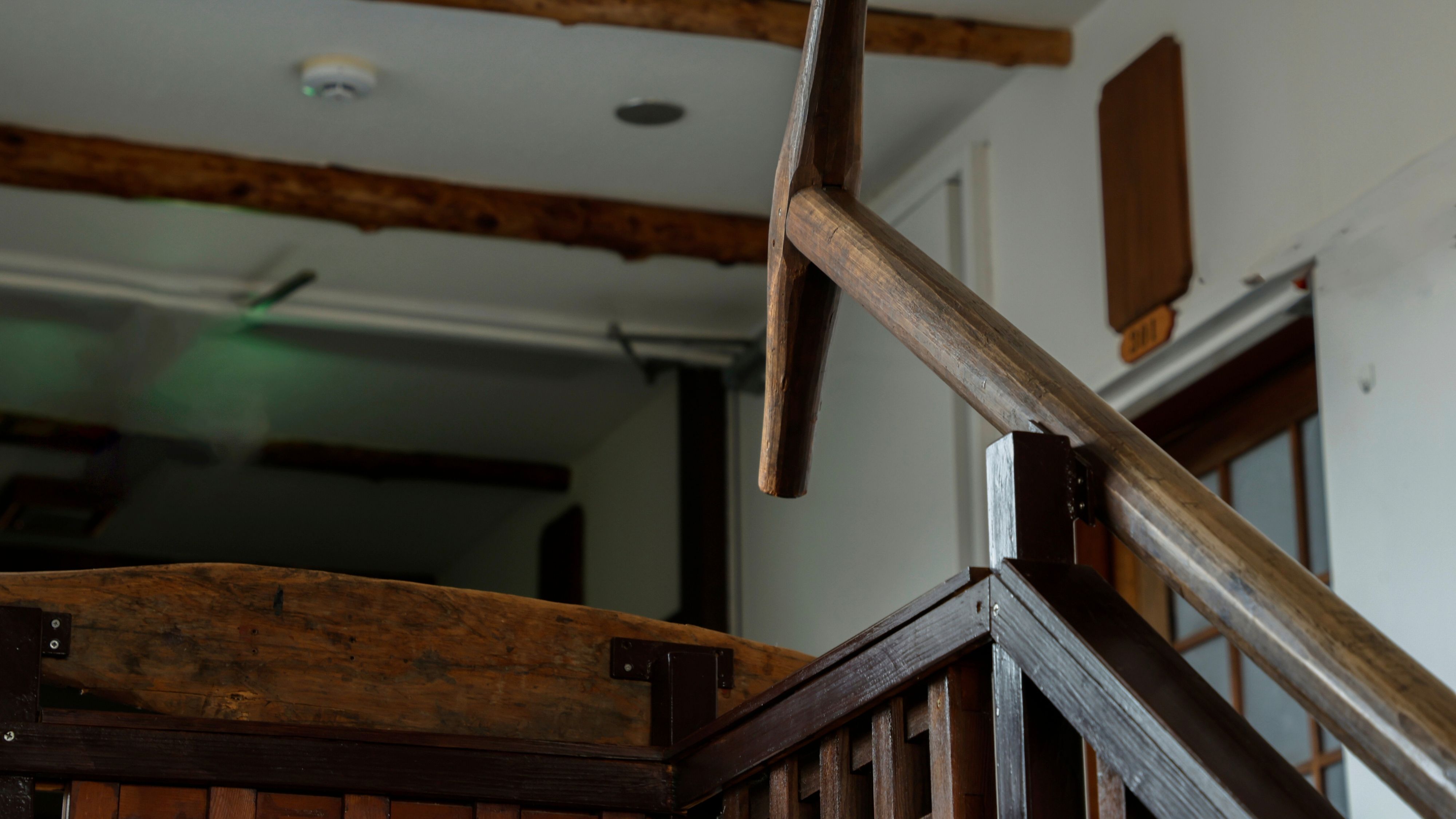 【階段】宿の名を冠した遊び心。本物の「櫂」が導く、二階への道。