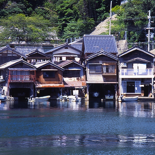 【伊根の舟屋群】まるで家が海に浮かぶように建つ古き良き絶景（当館より車で約70分)