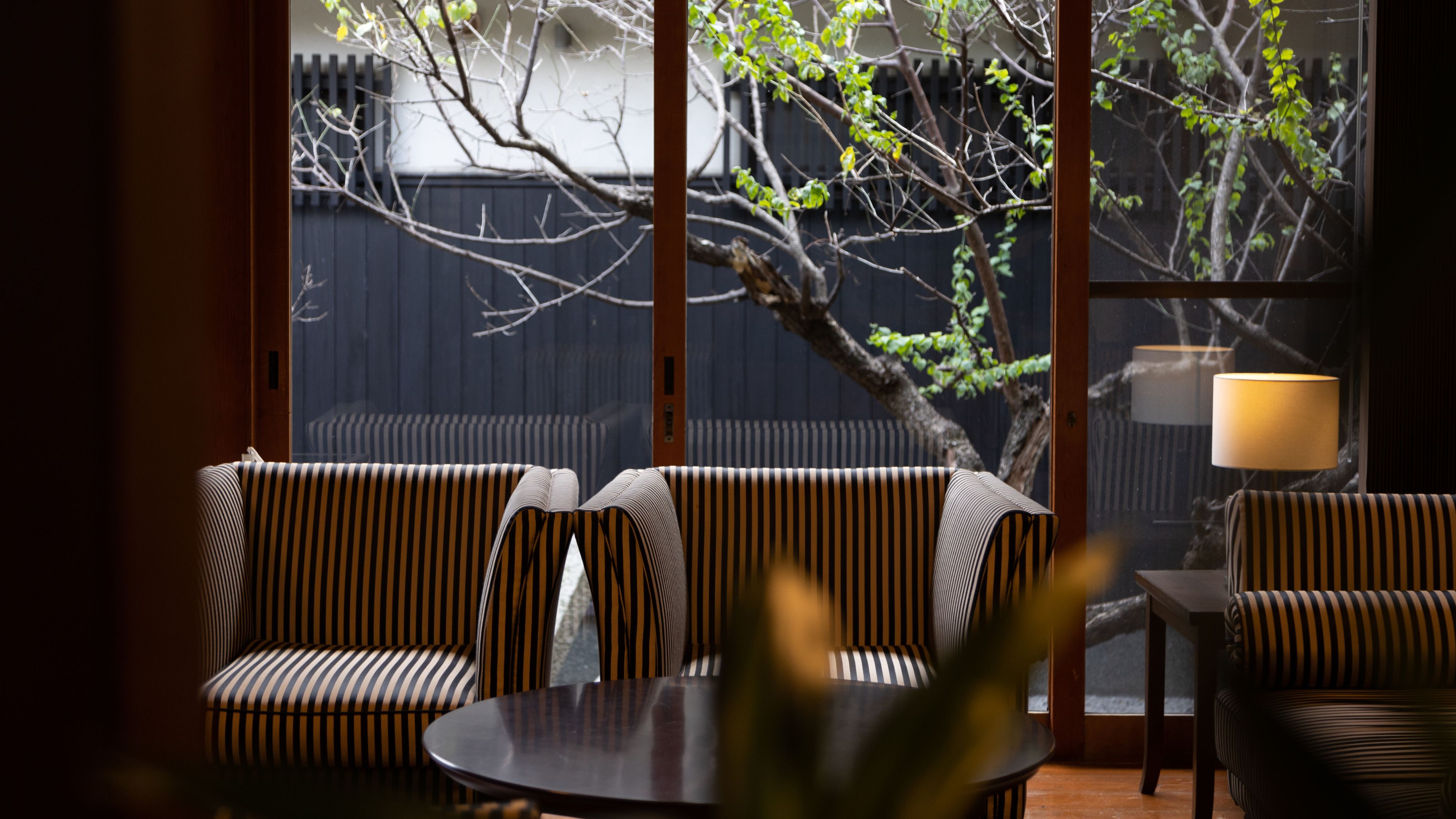 【施設】庭を望む、癒しの憩いの空間