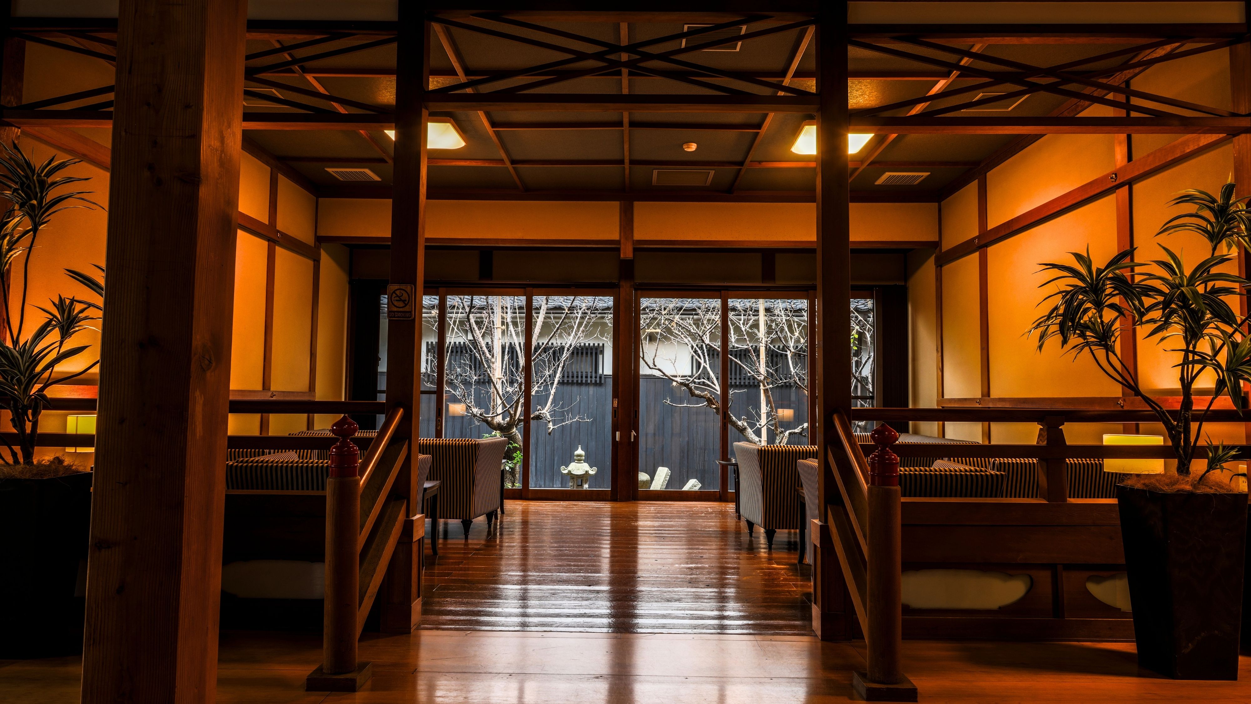 【館内】旅の余韻に浸り、庭を望む「集い処」