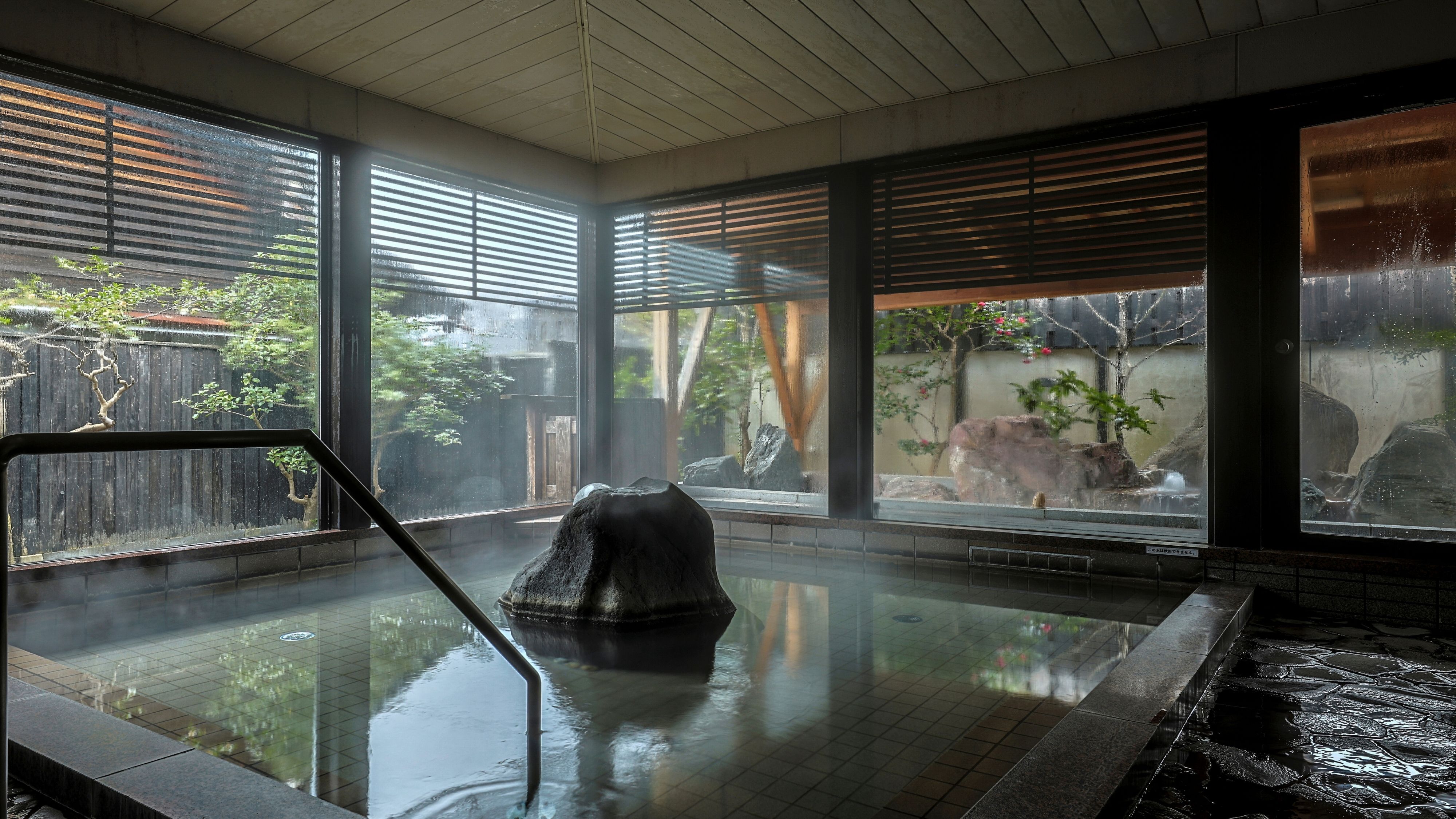 【大浴場】＜庭園側＞内湯　男女入替制