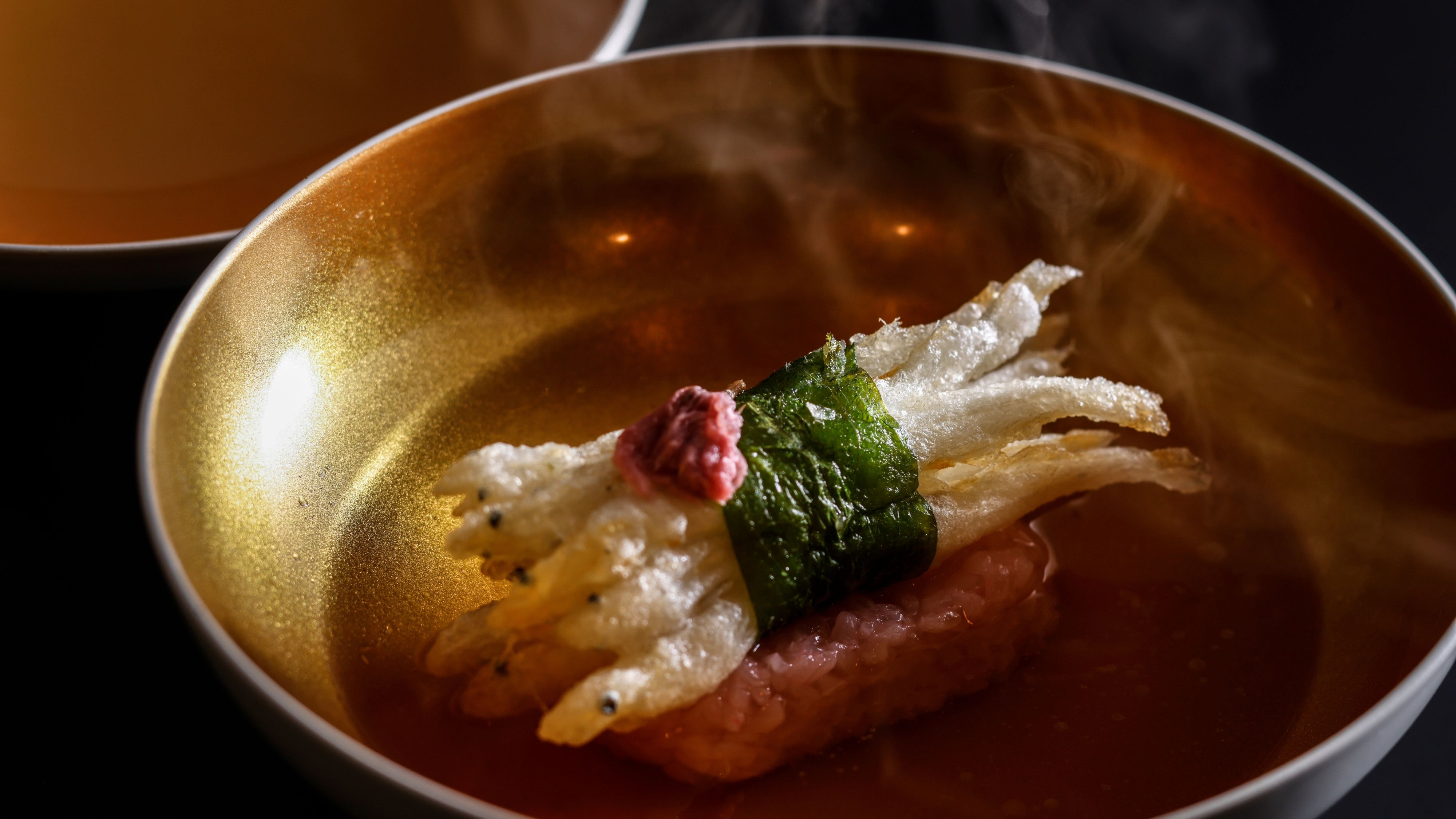 椀の中に描かれた、春の情景。金色の出汁に映える、香り豊かな桜蒸し。
