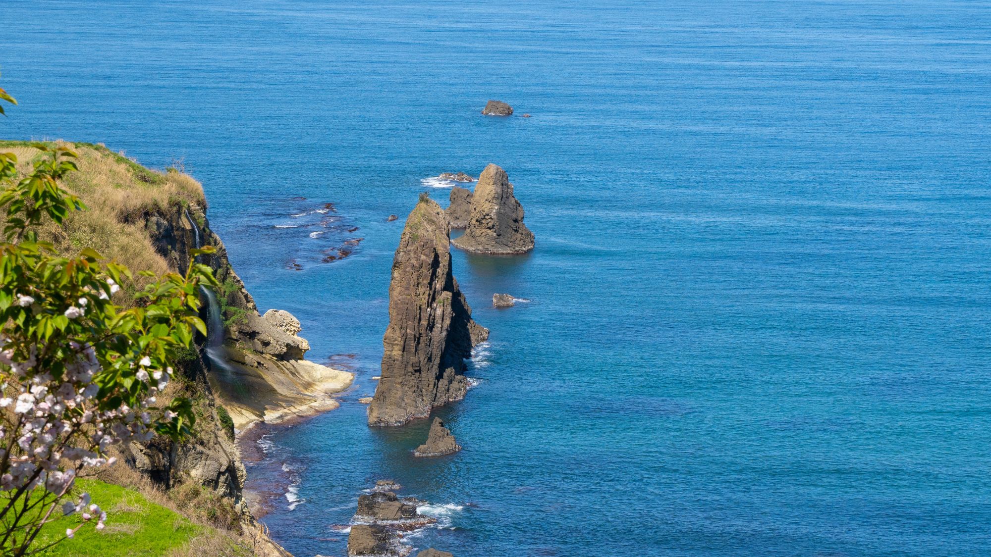 【屏風岩】山陰海岸ジオパークスポット！屏風のようにそびえる高さ13mの奇岩（当館より車で約40分)