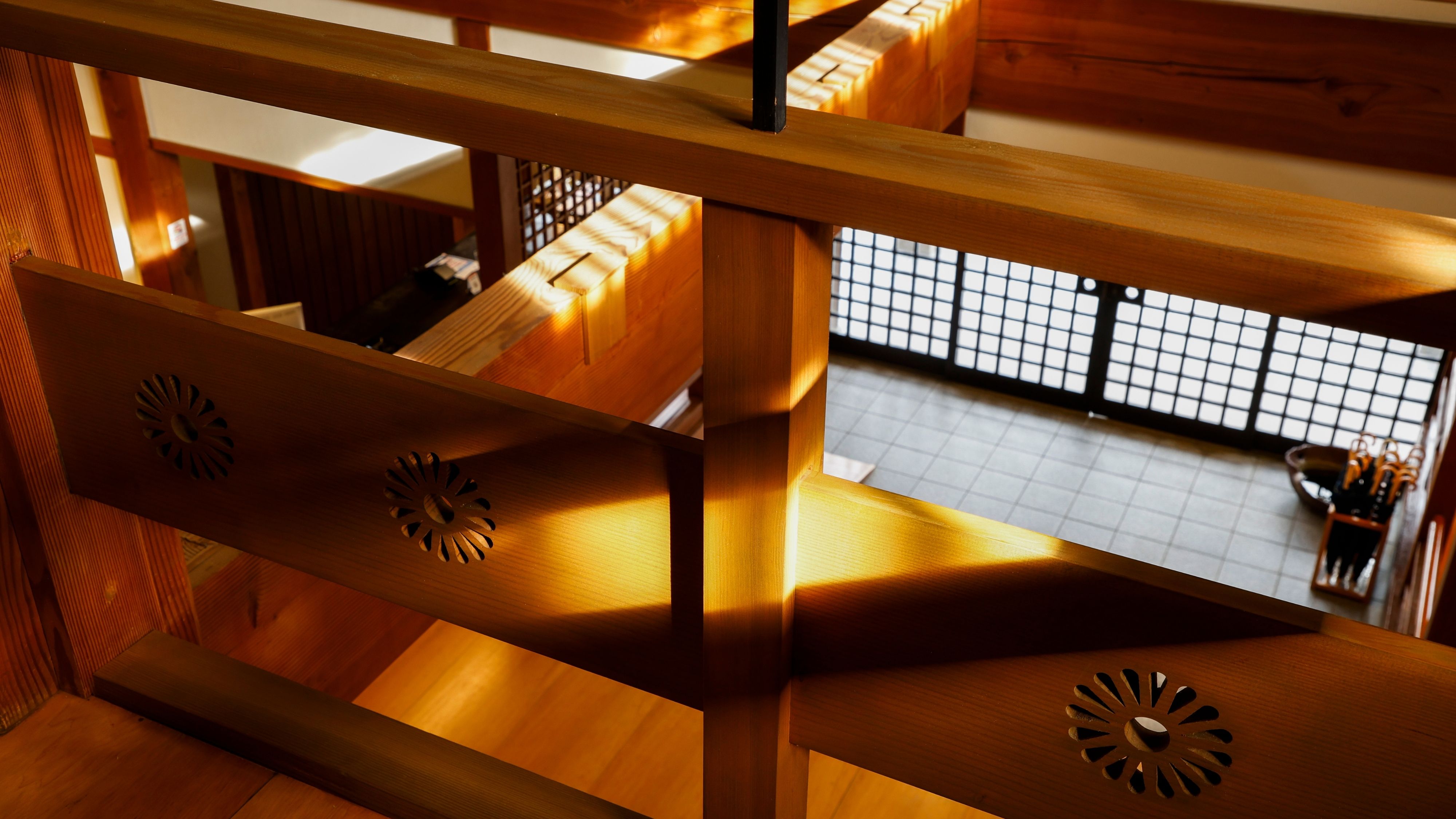 【館内】時を刻む柱と梁。どっしりとした木造建築が、静かに旅人を迎えます。 (2)