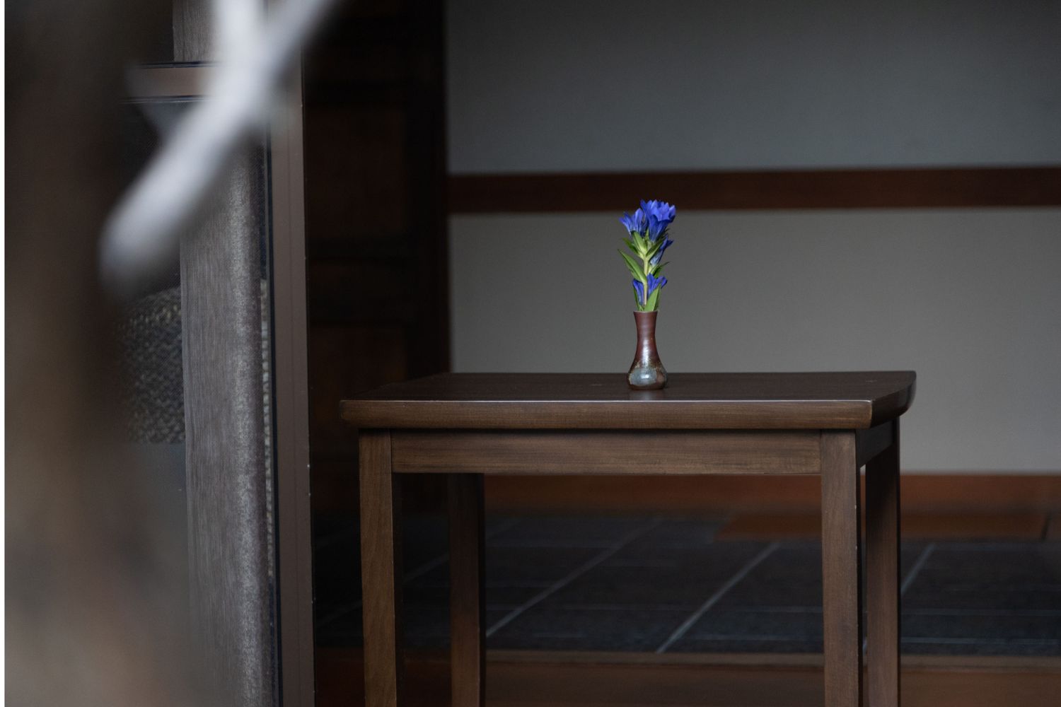 【施設】静かな空間に、一輪の青い花。心落ち着く、心地よい時間をお過ごしください。