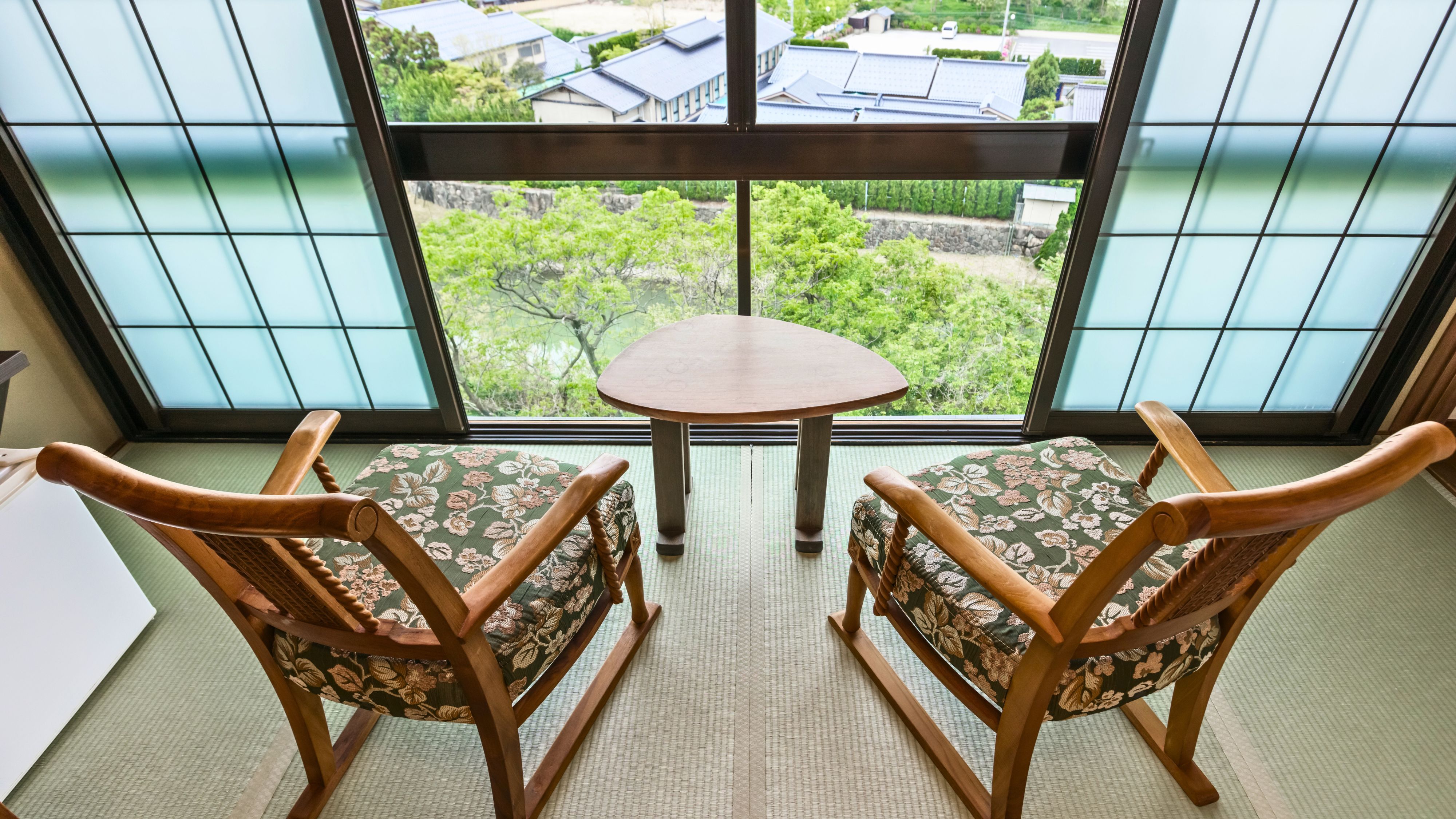 【客室】川側和室 －リバービュー [一例]　眼下にゆったり流れる川、その奥には自然豊かな山々が