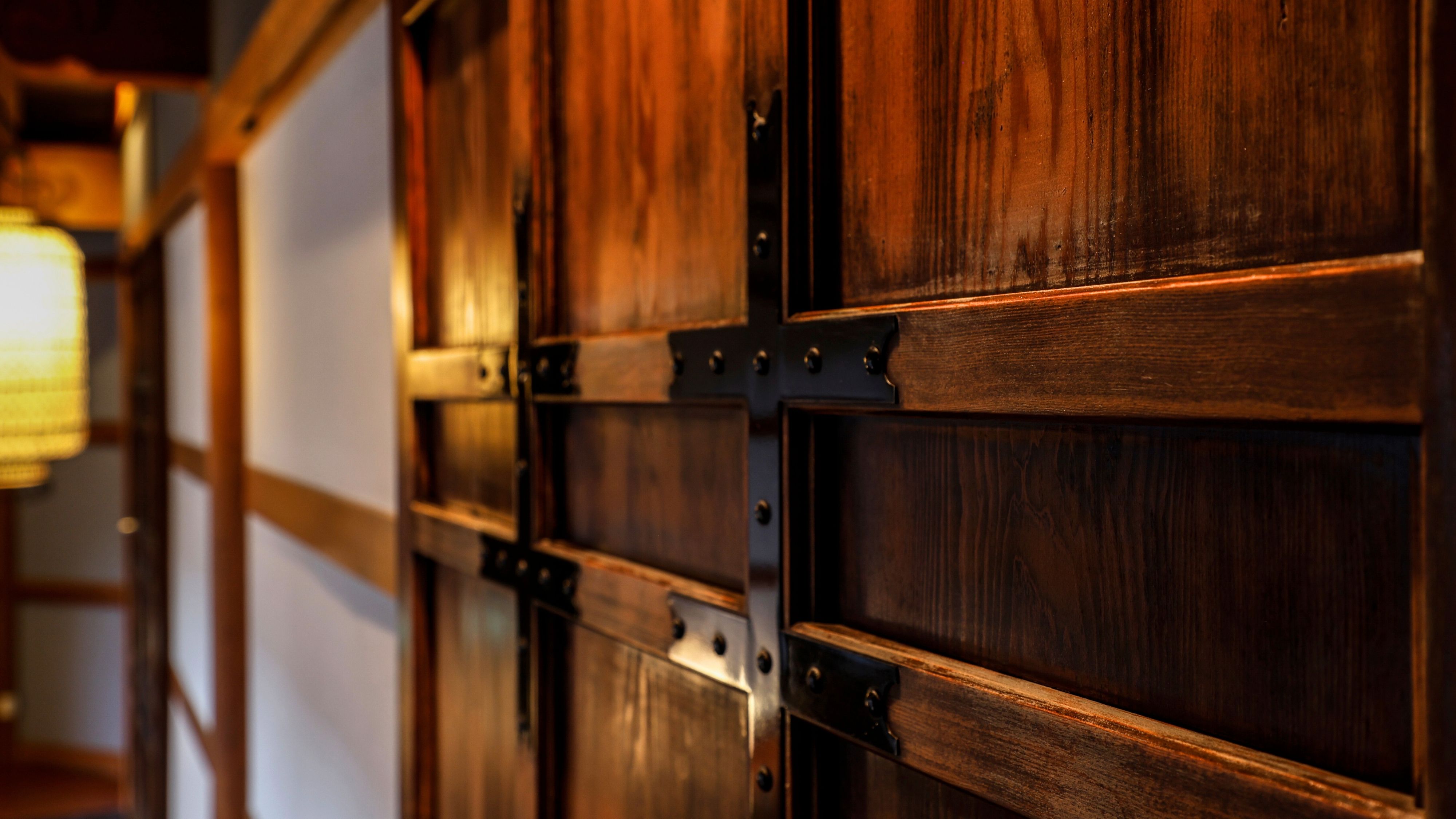 【客室入口】重厚な木肌が語る、圧倒的なおこもり感。