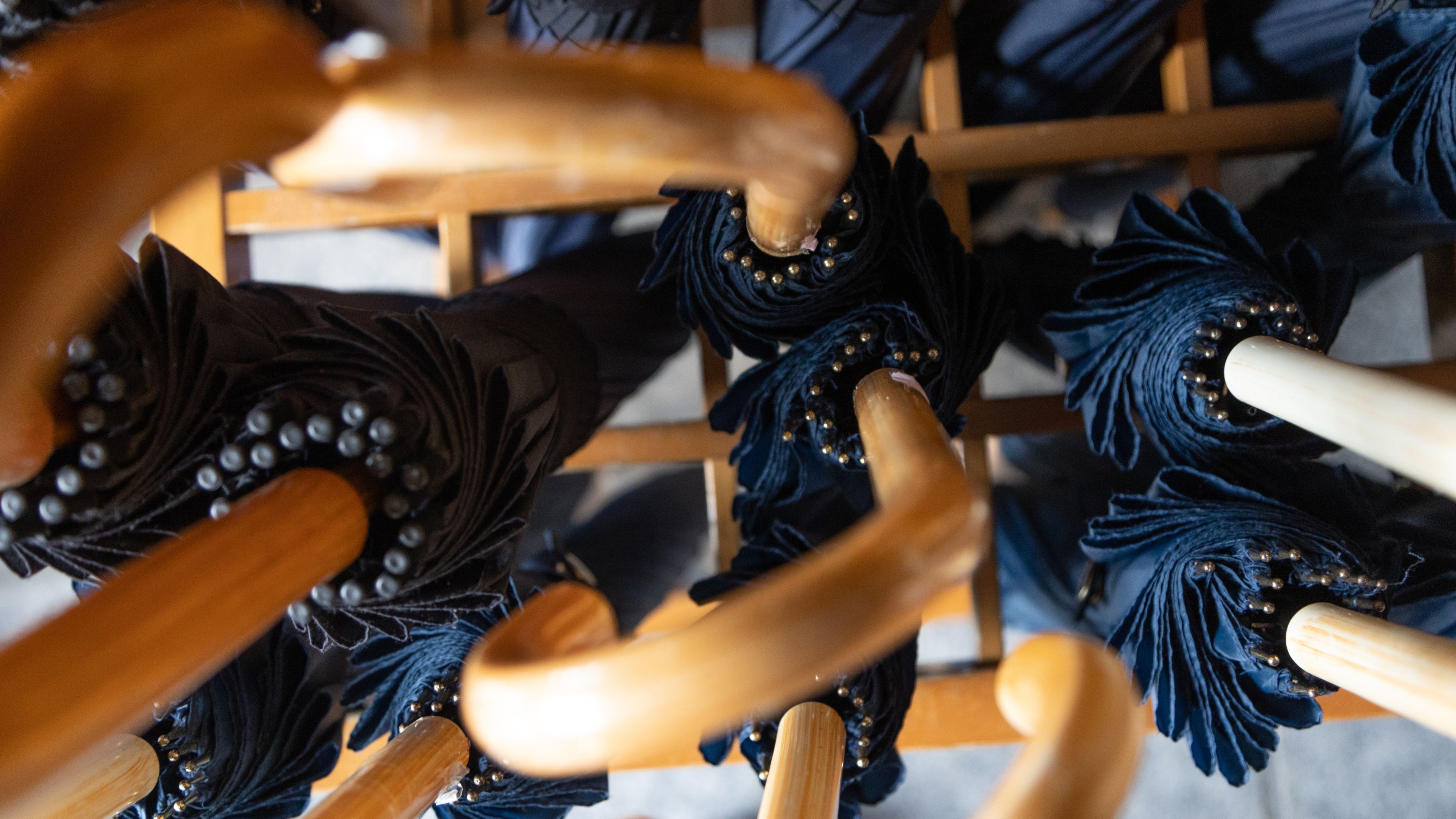 当館では、趣のある番傘をご用意しております。雨の日の散策もまた、格別な風情をお愉しみください。