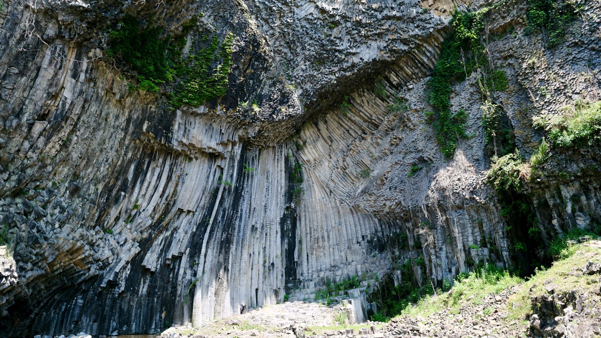 【玄武洞】山陰海岸ジオパーク！160万年前の溶岩が固まってできた自然の造形美（当館より車で約40分)