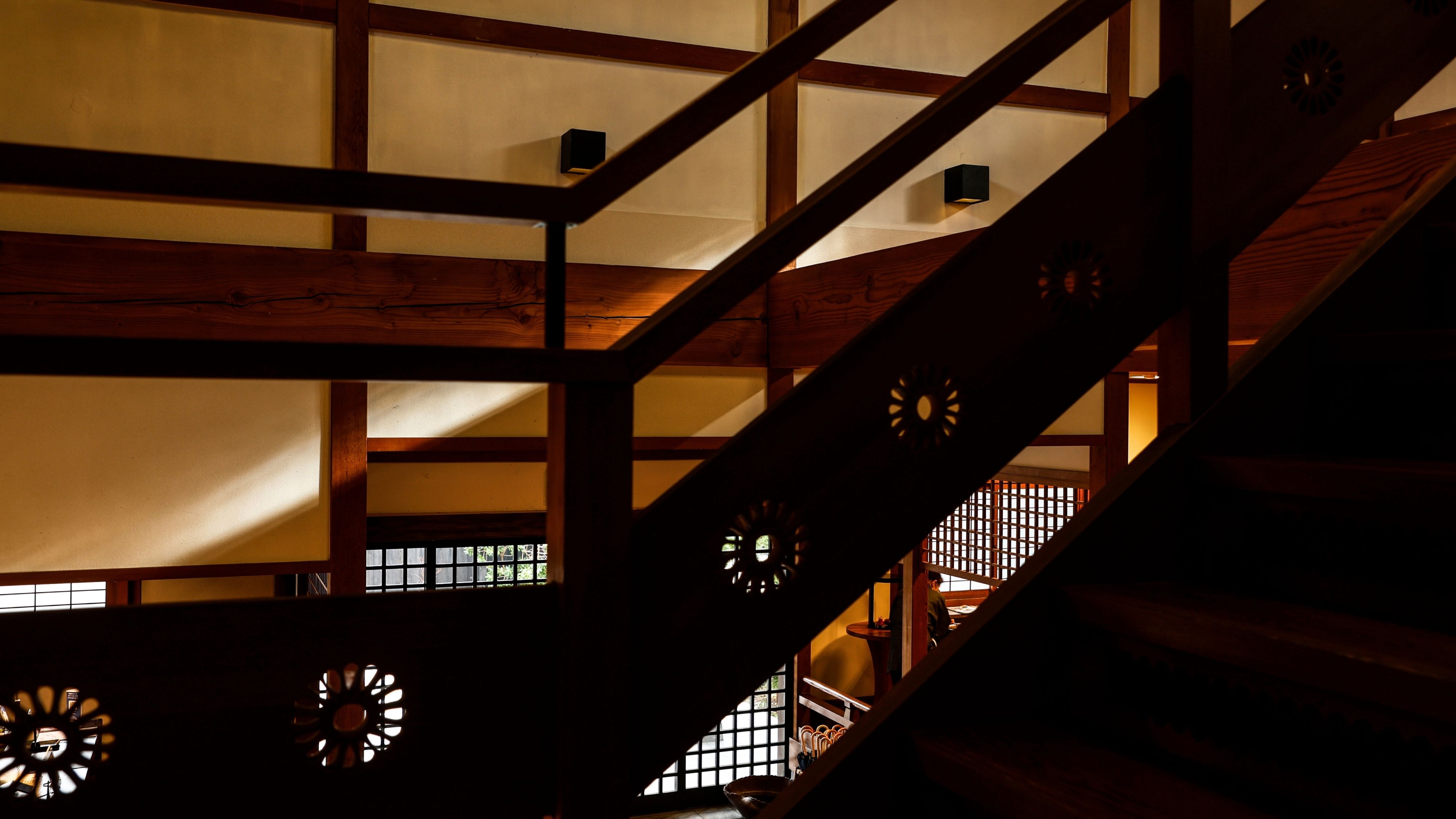 【手すり】木漏れ日が手伝う、階段の小さな物語。