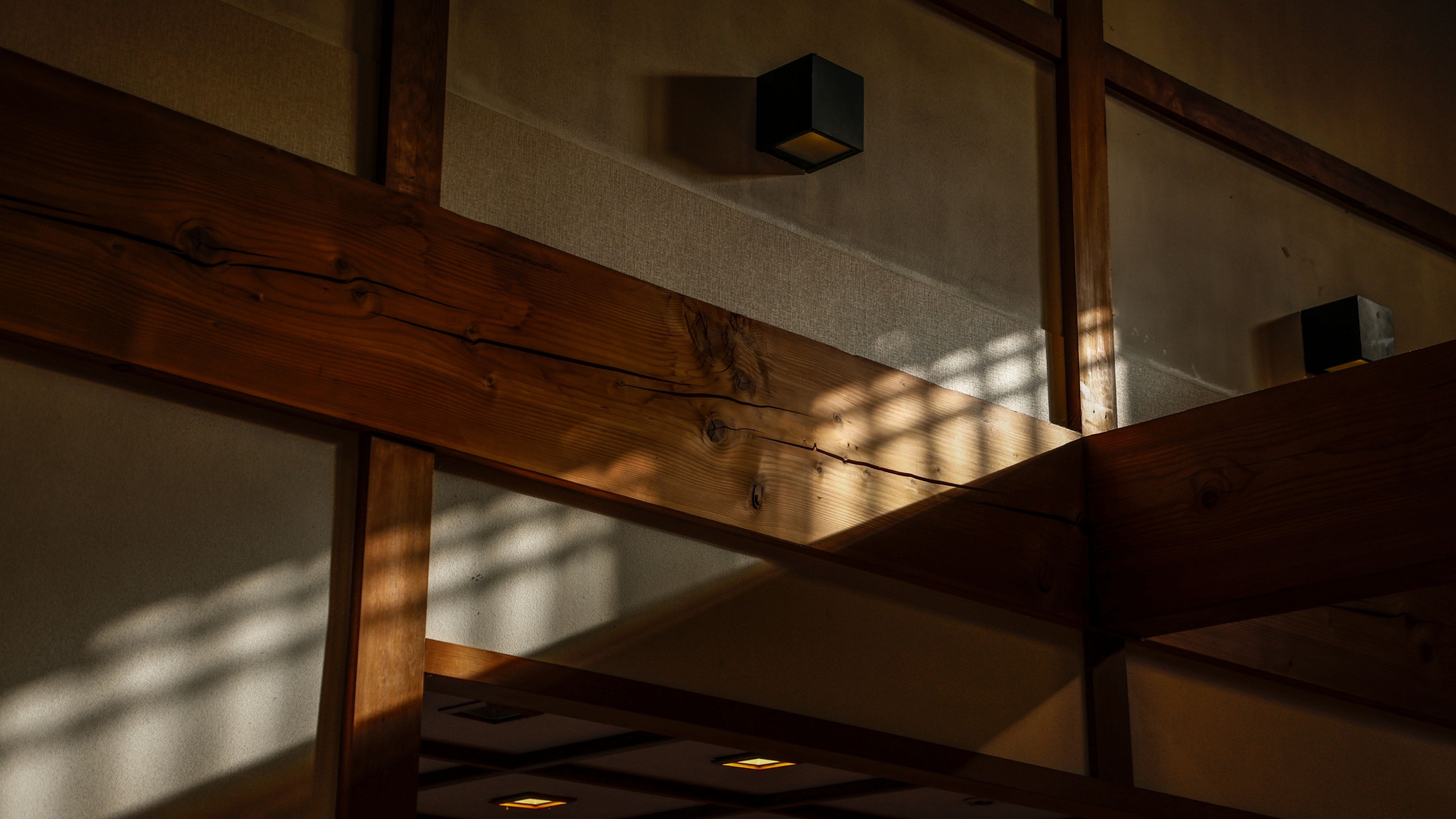 【光と影】光が差し込み、壁に模様が踊る昼下がり。