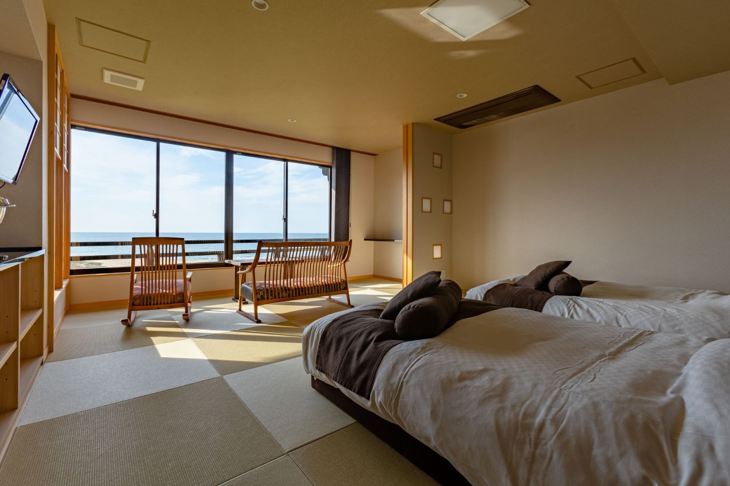【客室】温泉展望ヒノキ風呂付和室-ベッド付　－オーシャンフロント－ [一例]　夕刻には美しい夕景を客
