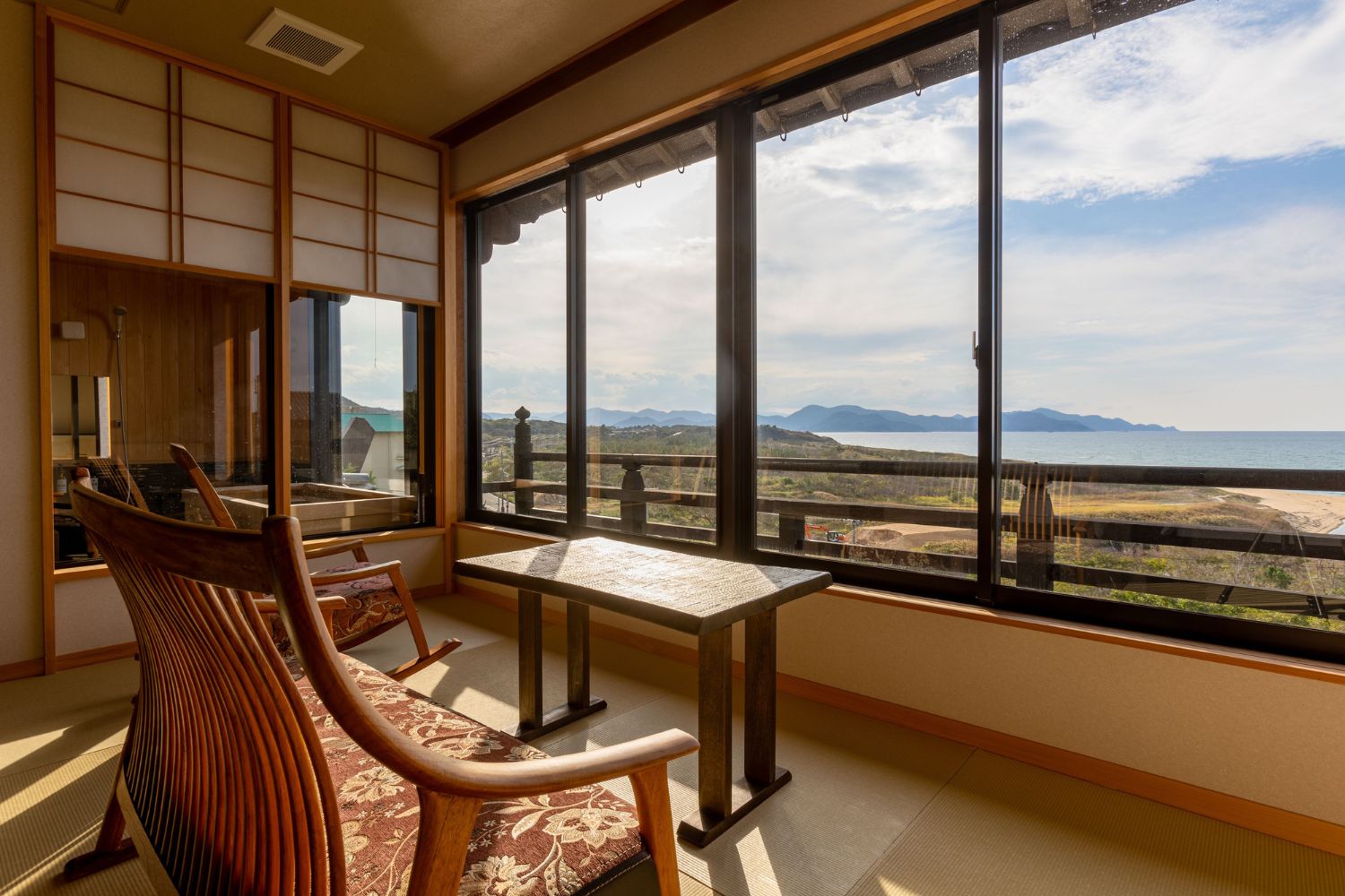 【客室】温泉展望ヒノキ風呂付和室-ベッド付　－オーシャンフロント－ [一例]　夕刻には美しい夕景を客