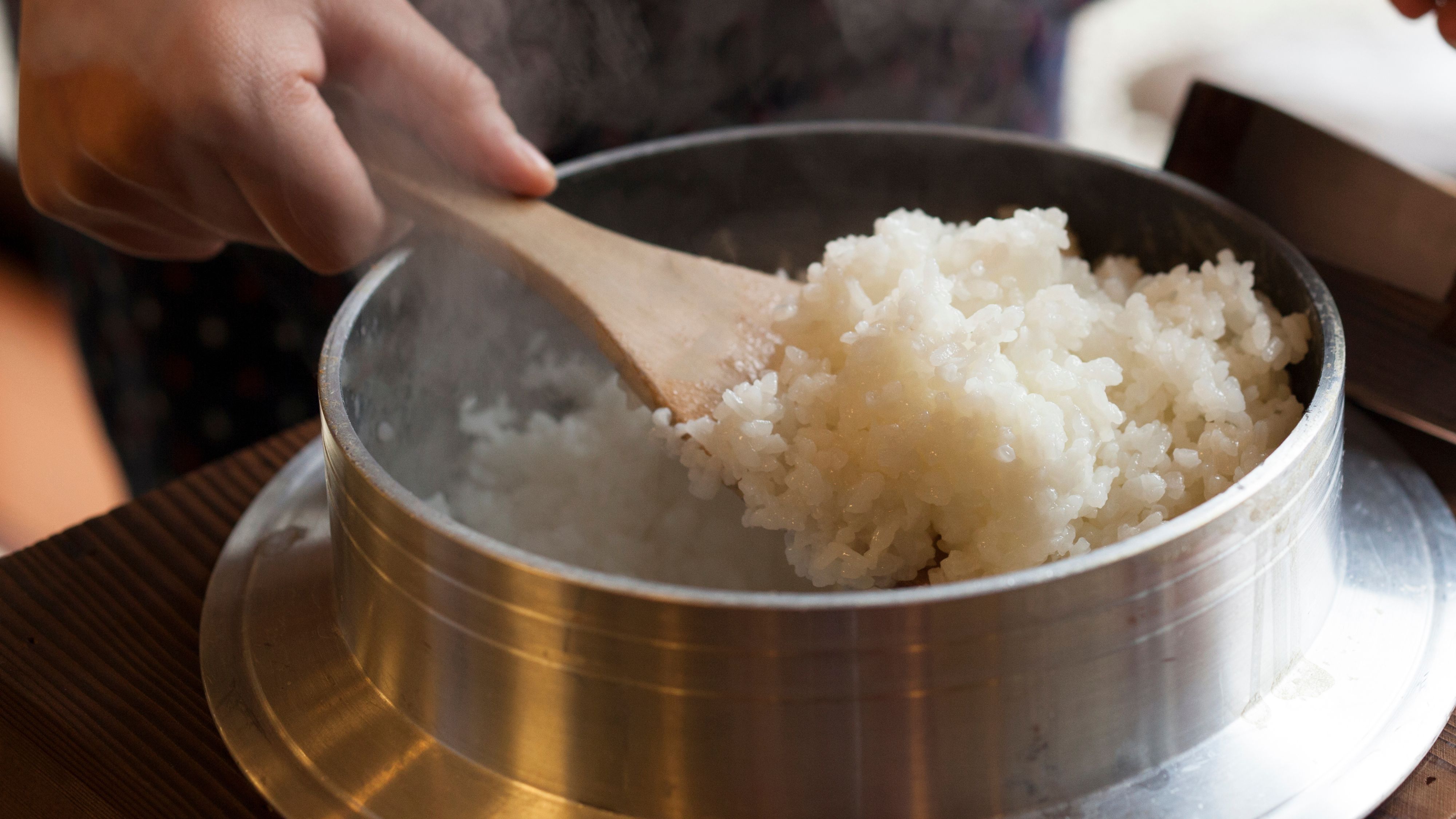 【朝食】丹後コシヒカリ [一例]　甘味と粘りの強さが特徴、朝食では１組様ごとに釜炊きでご提供
