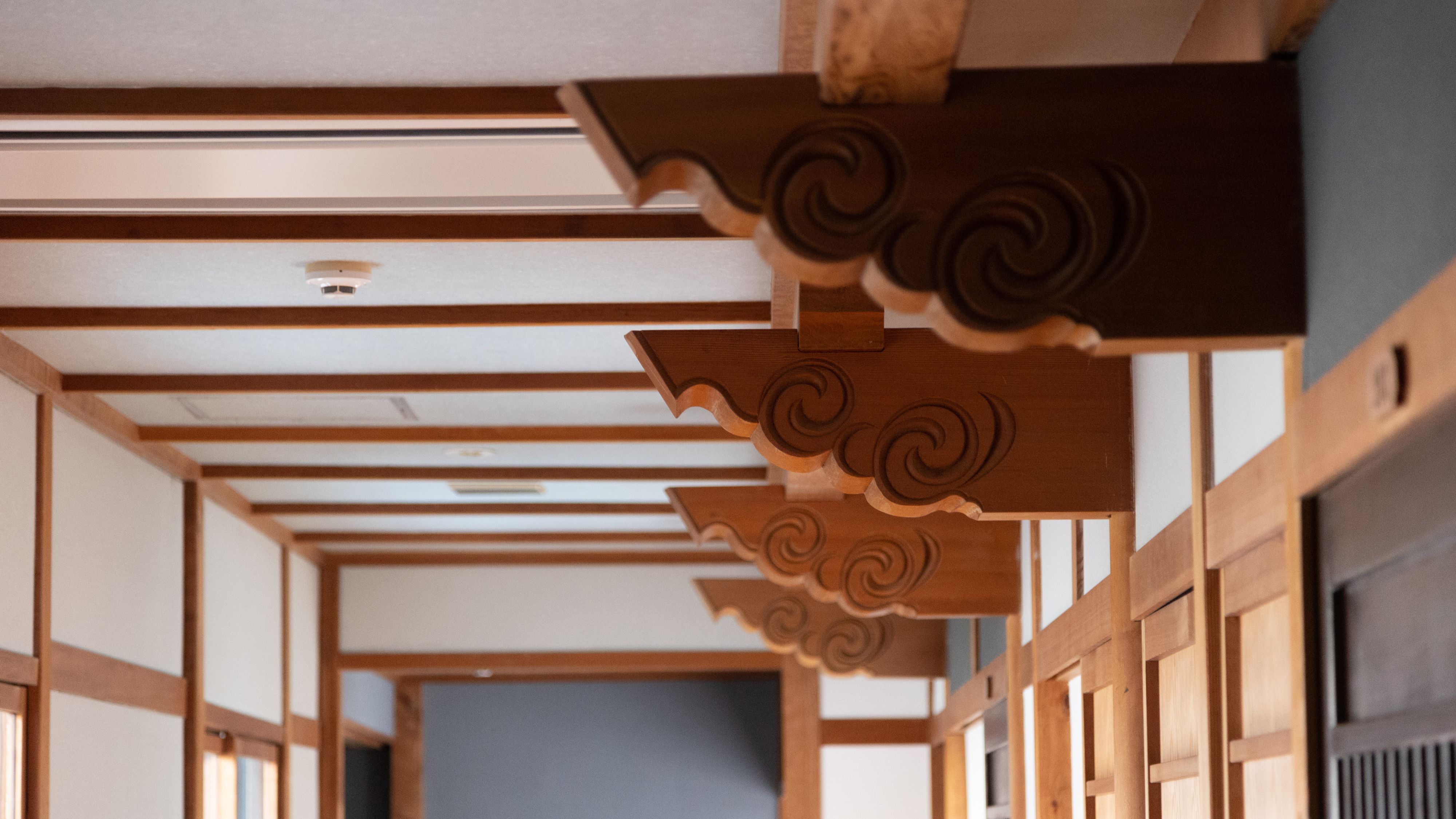 【施設】静けさに包まれた廊下に佇む、和の美しさ。伝統の技が、空間に深みと温もりをもたらします。