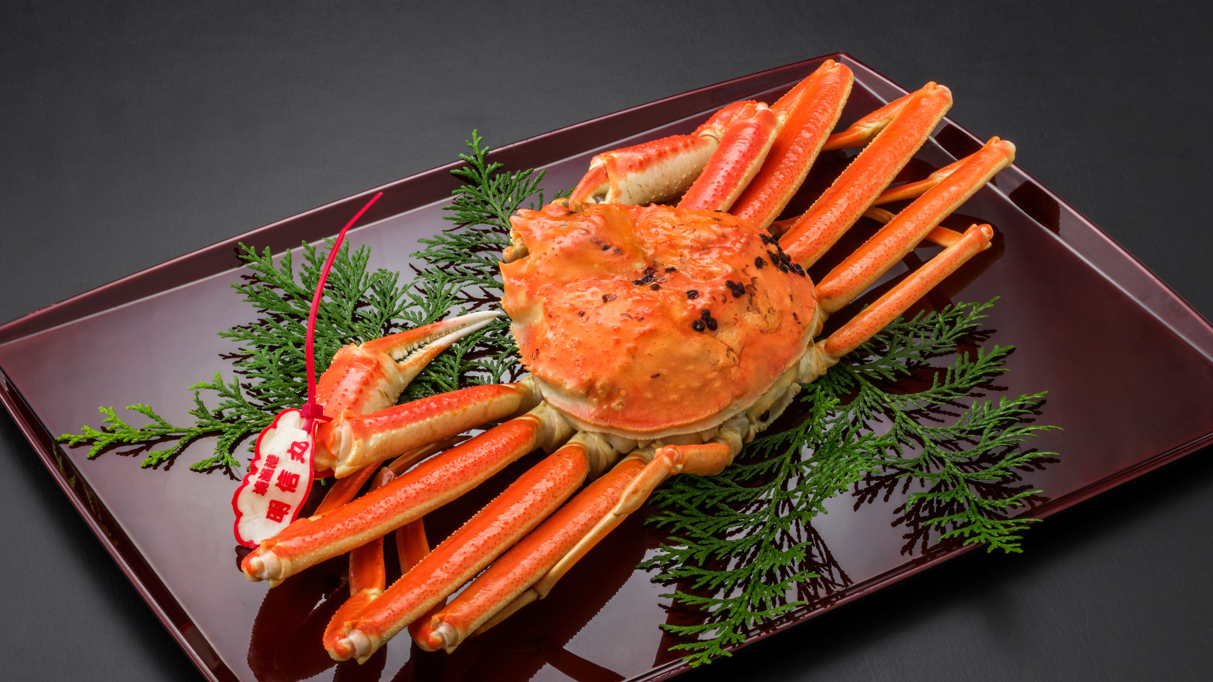【夕食・冬】山陰松葉蟹［一例］お一人様に半身　※タグ色は仕入れ漁港により異なります