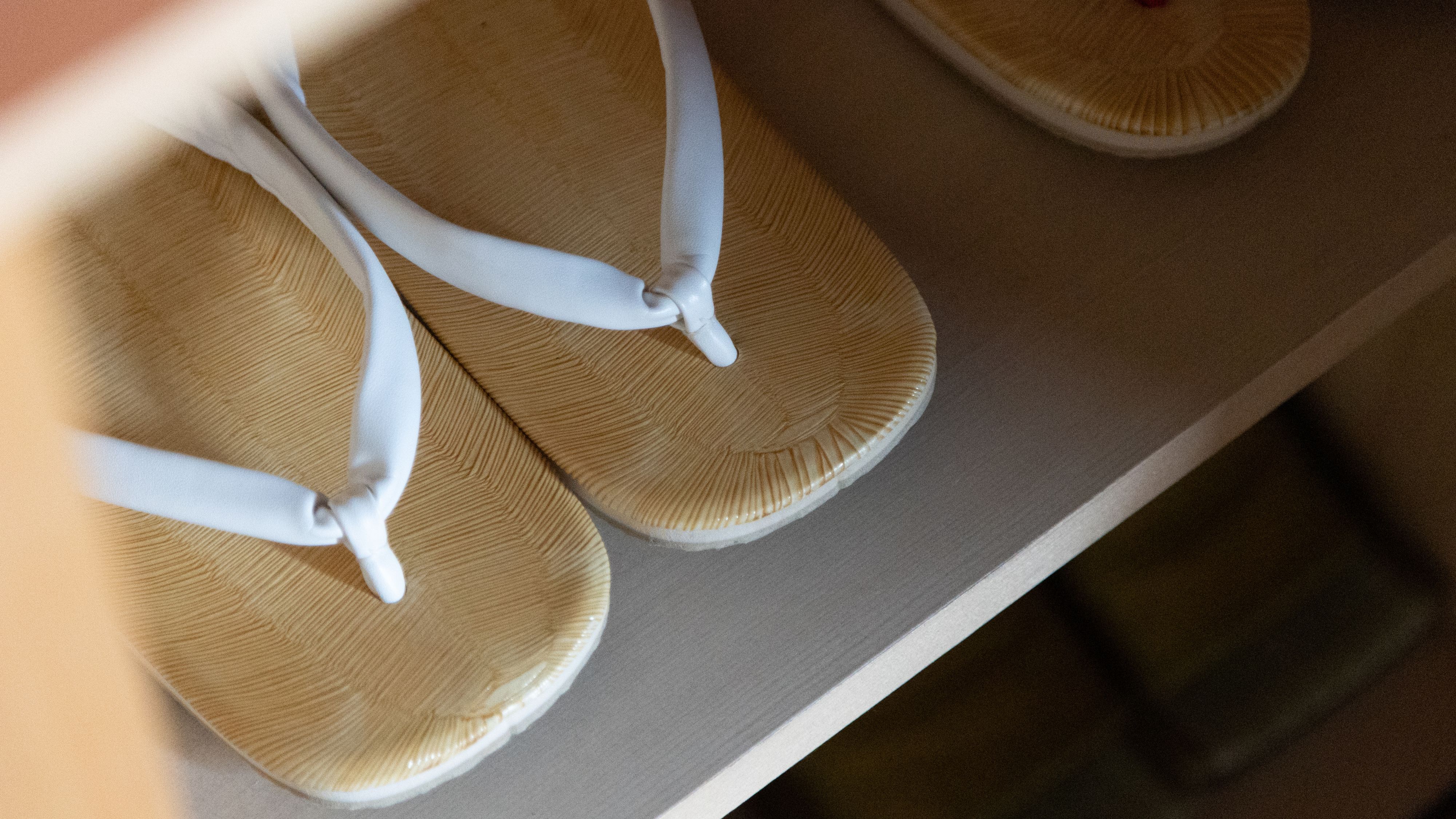 ご宿泊のお客様には、履き心地の良い草履をご用意しております。