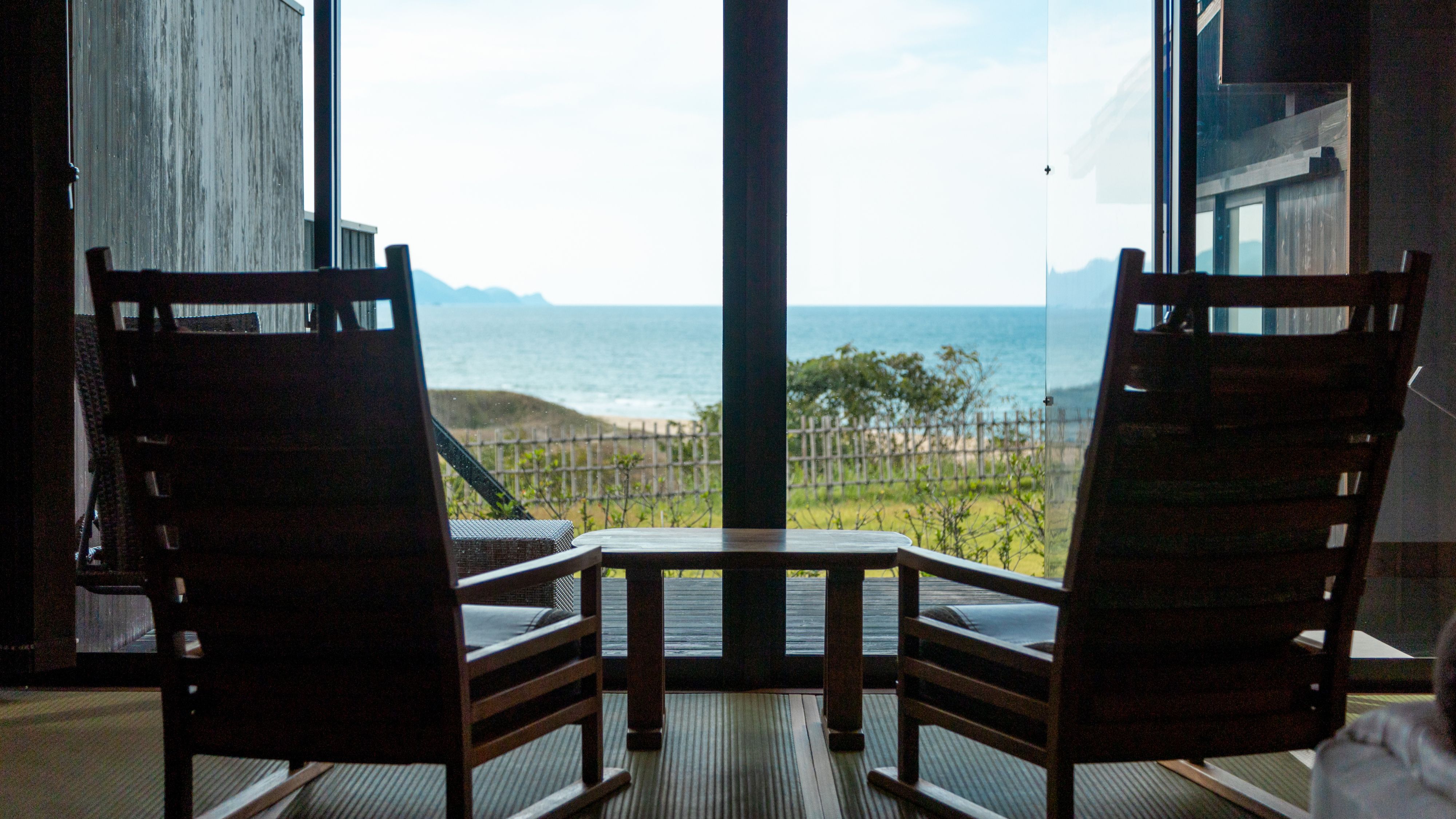 【客室】温泉露天風呂付和室　－オーシャンフロント－　縁側 [一例]　