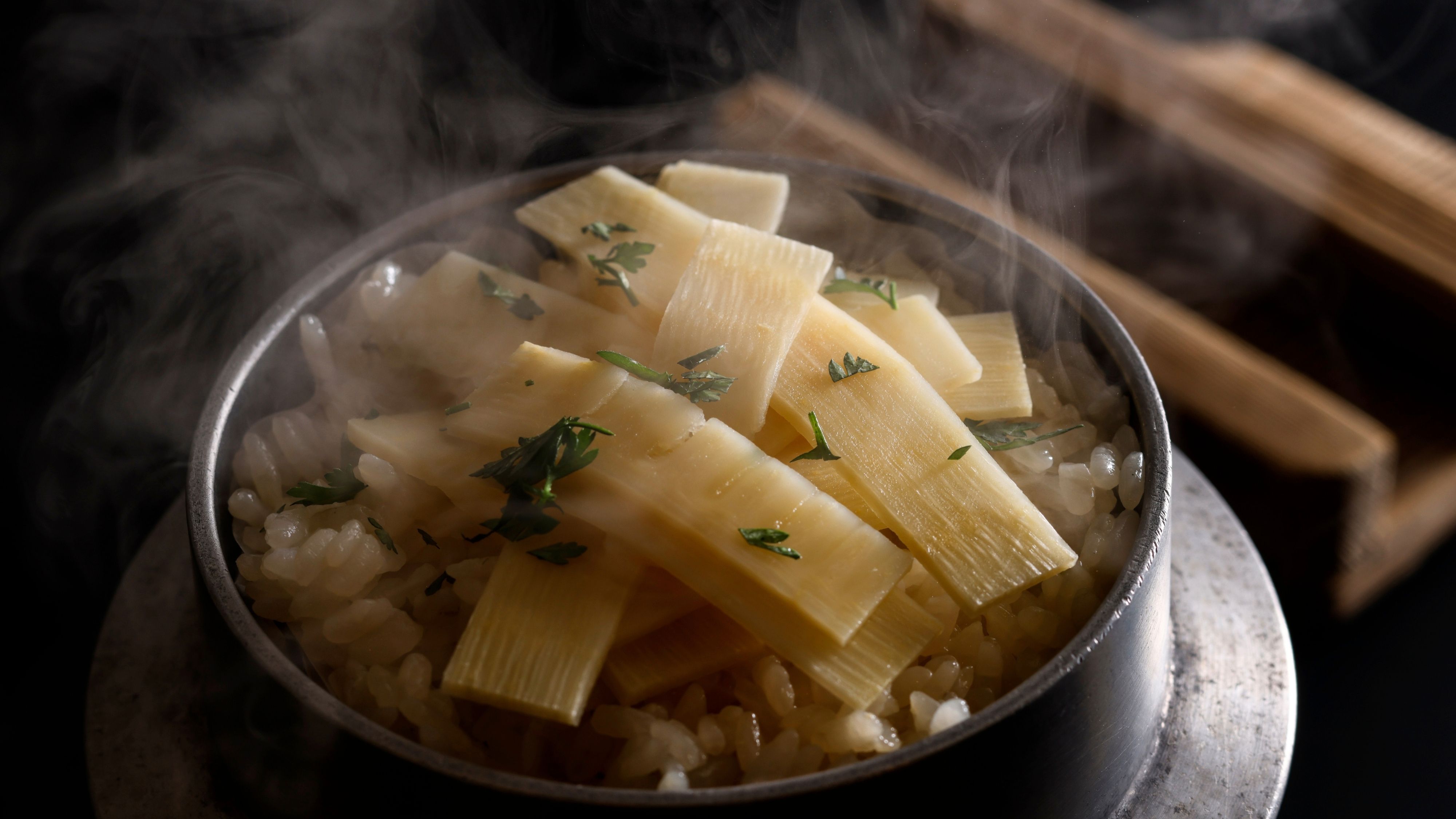 【春の献立一例】湯気の向こうに広がる、滋味豊かな旬の炊き込み。