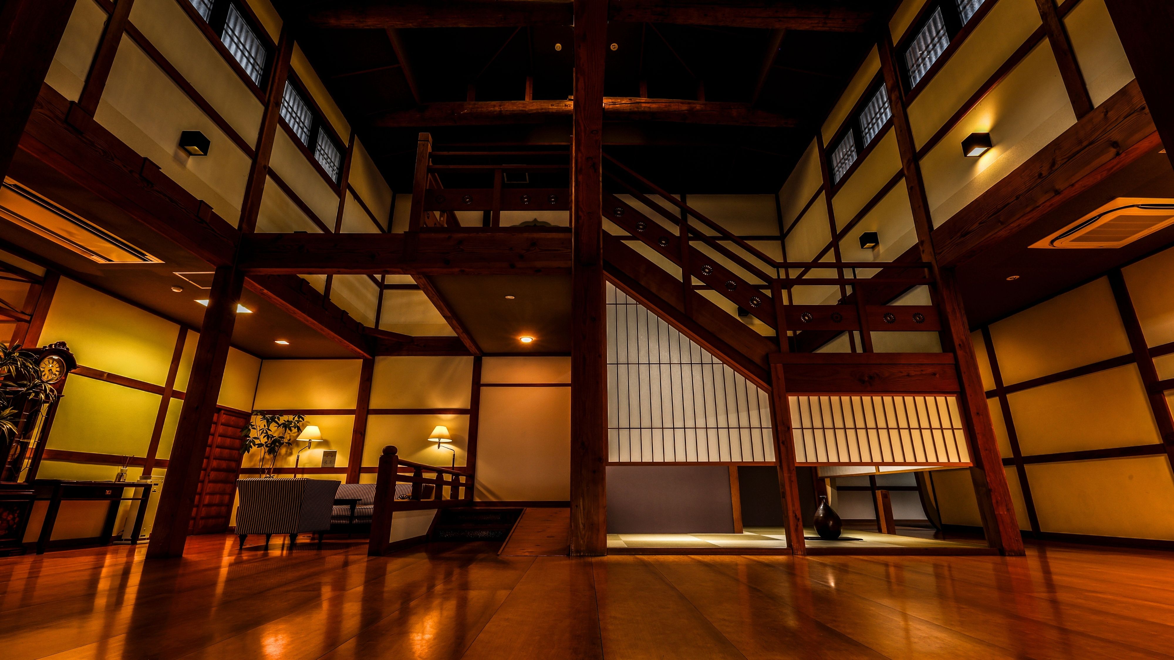 【館内】時を刻む柱と梁。どっしりとした木造建築が、静かに旅人を迎えます。