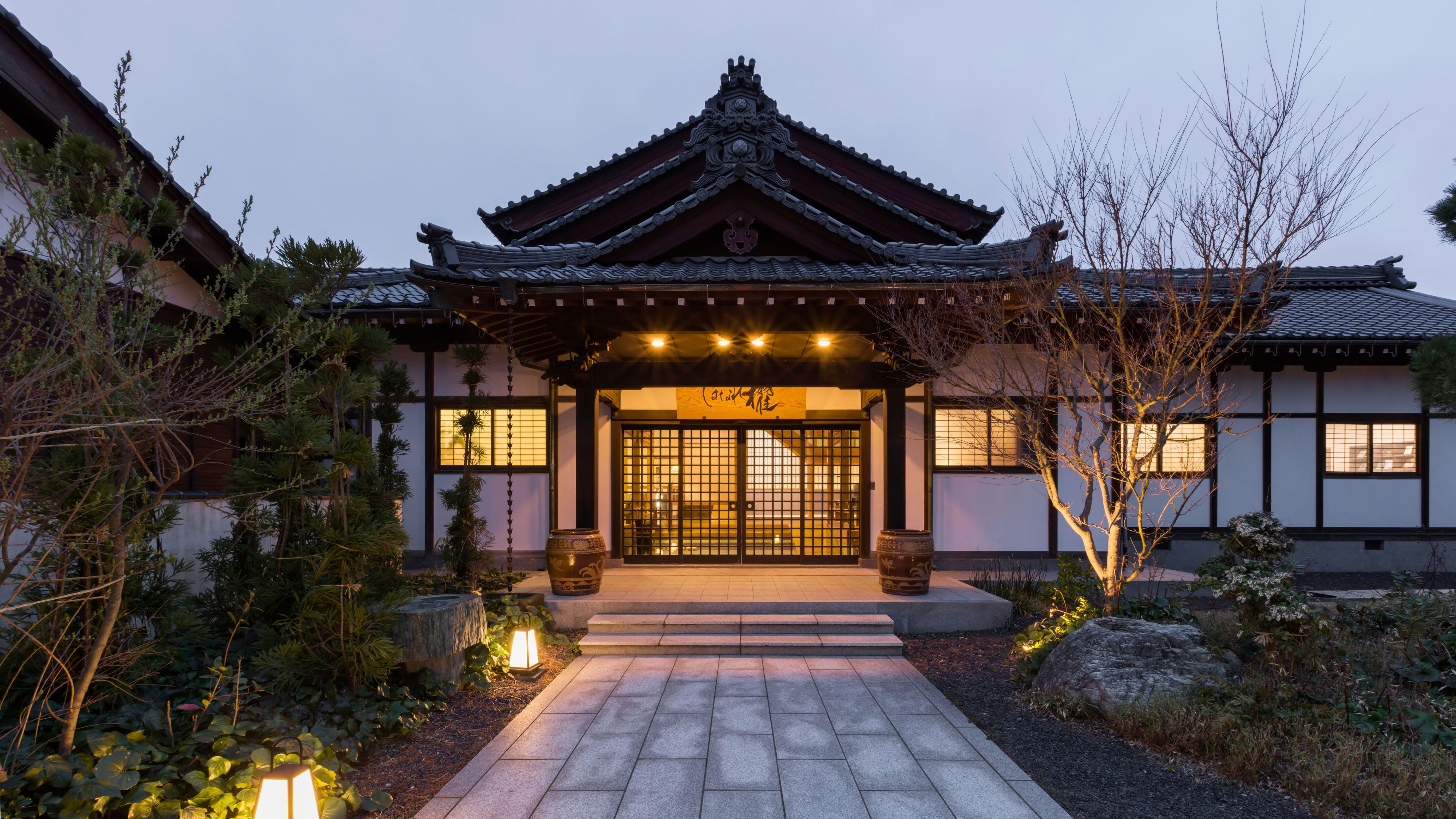 【外観】どっしりとした木造建築の情趣あふれる和風旅館です