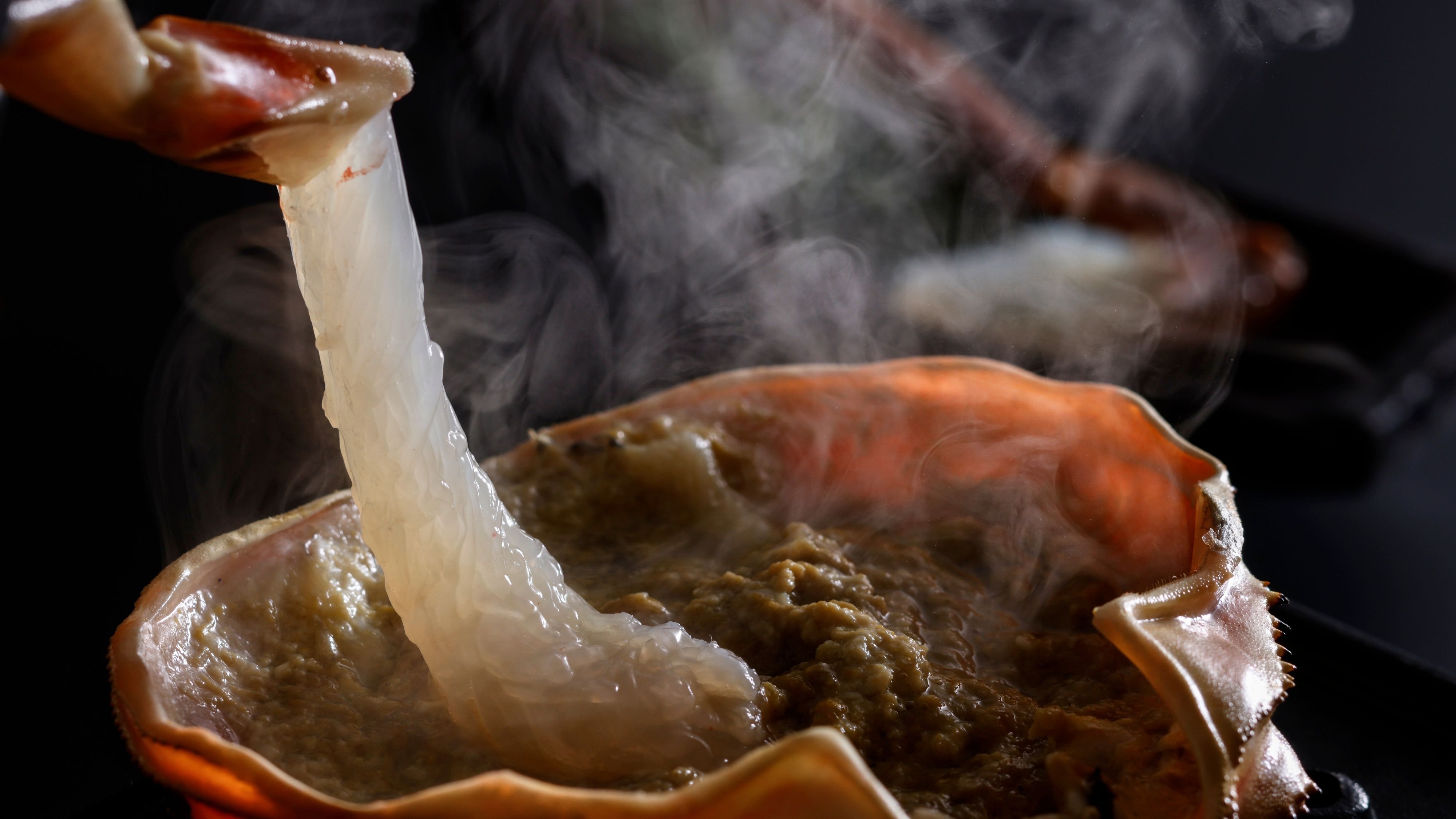 【冬の献立一例】活蟹の醍醐味。濃厚な蟹味噌甲羅焼きに絡めていただく、至福の蟹刺し。