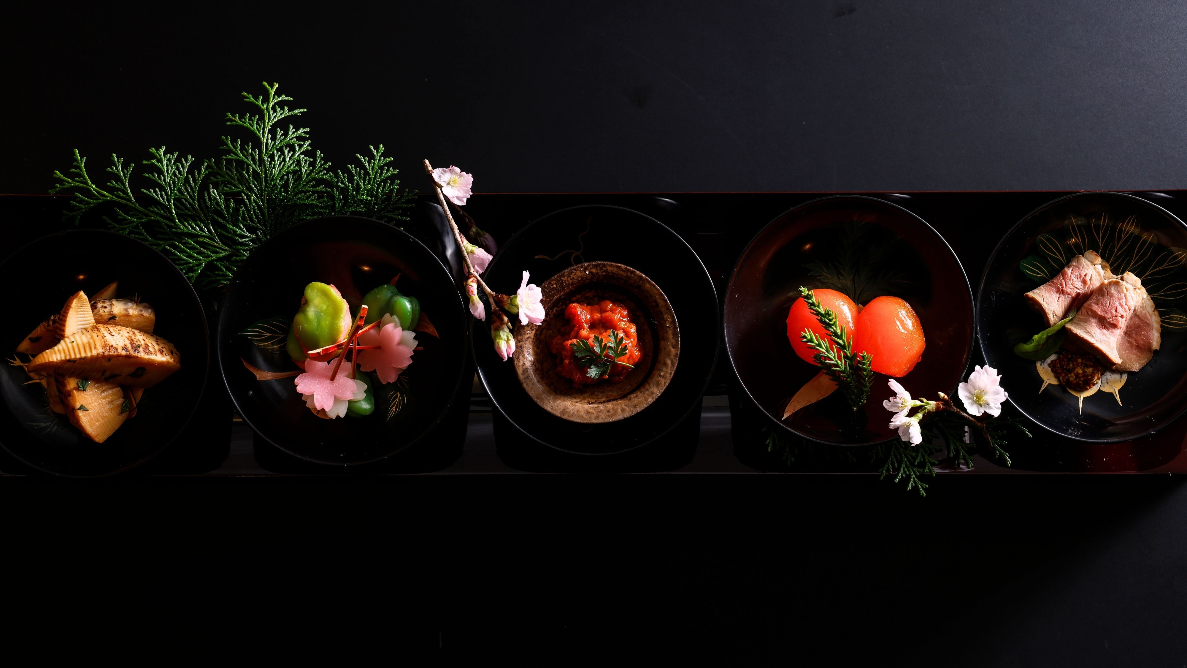 【春の献立一例】 一鉢ごとに物語を込めて。彩り豊かな春の先付。