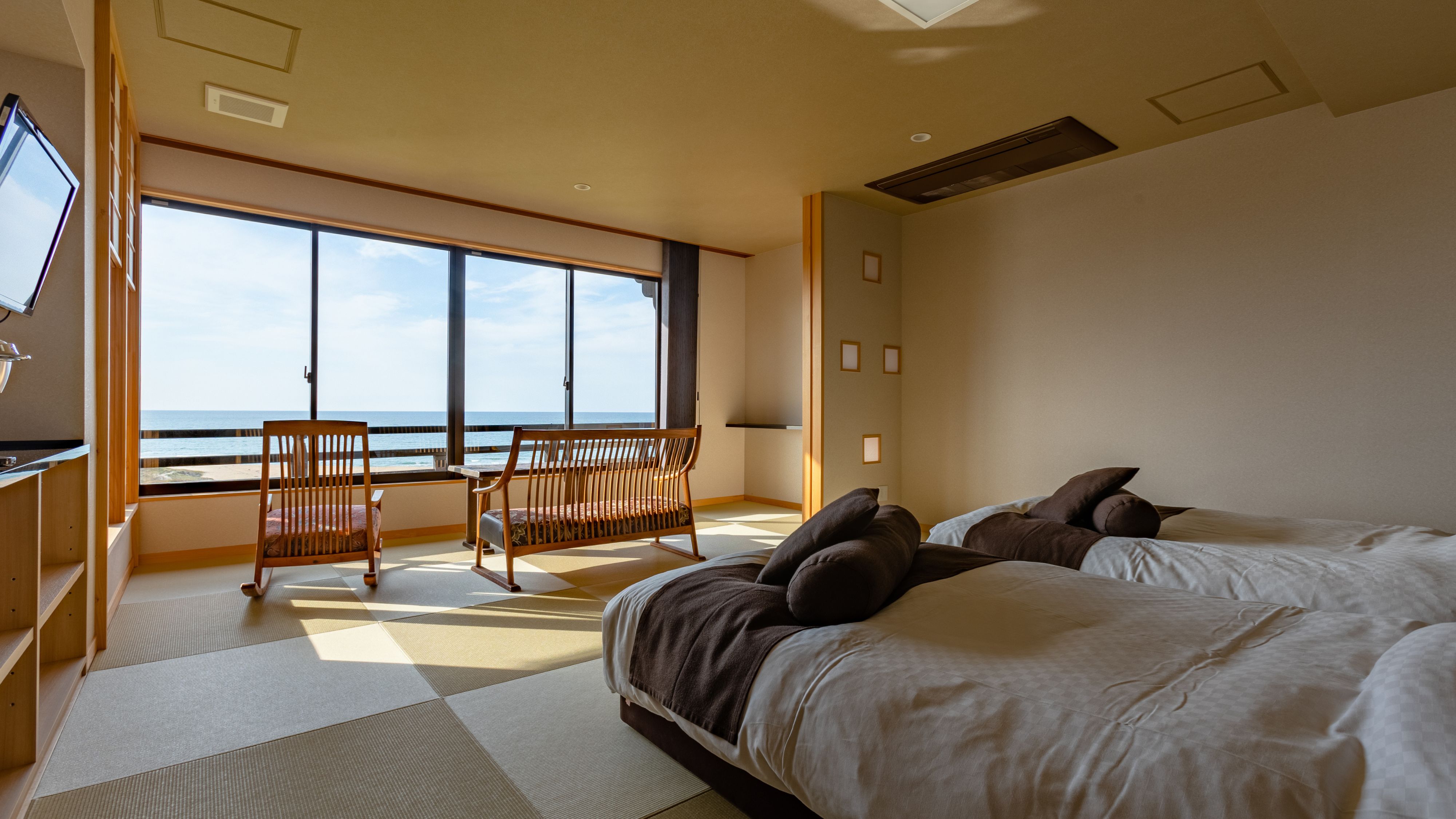【客室】温泉展望ヒノキ風呂付和室-ベッド付　－オーシャンフロント－ [一例]　