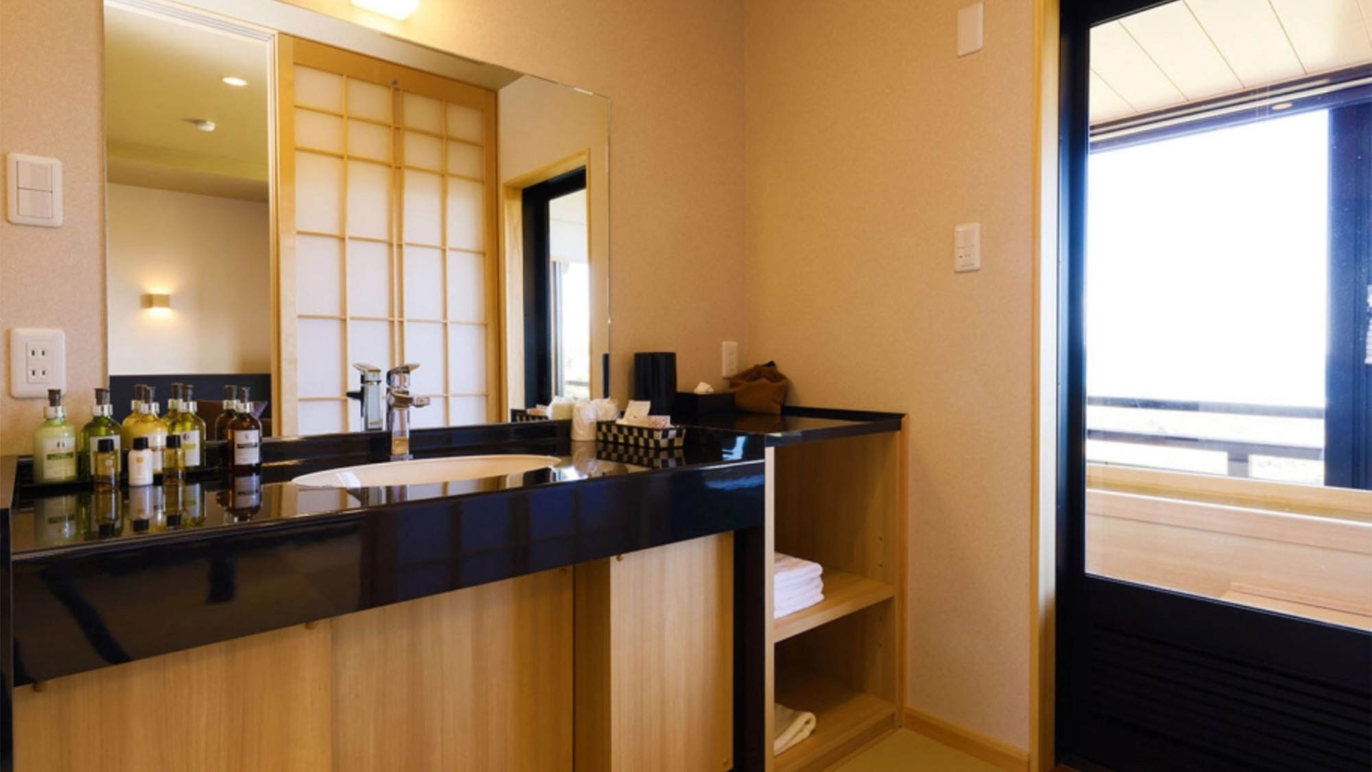 【客室】温泉展望ヒノキ風呂付和室　－オーシャンフロント－［一例］