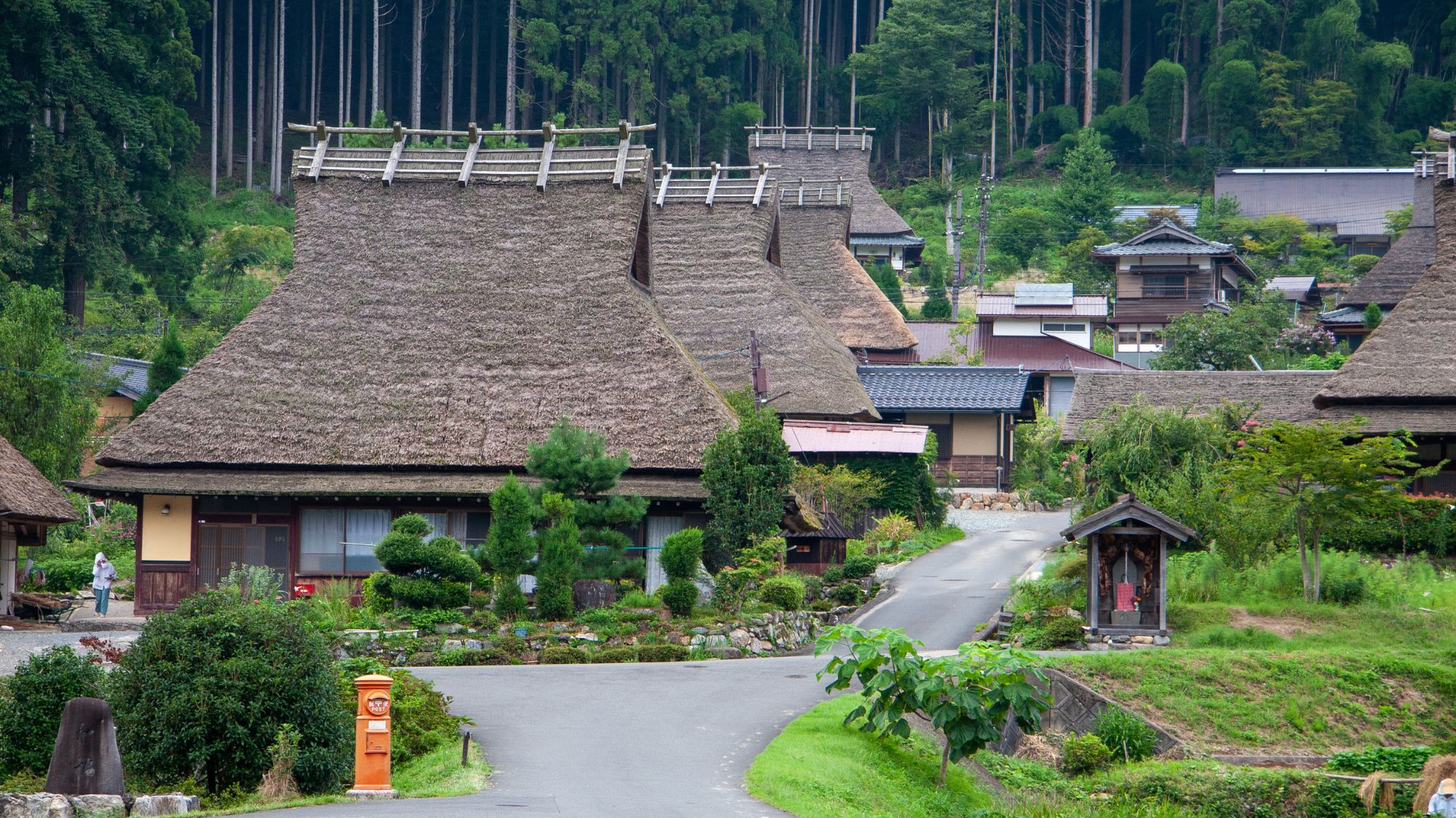 【美山かやぶきの里】かやぶき屋根の集落が現存するのどかな田園風景（当館より車で約120分)